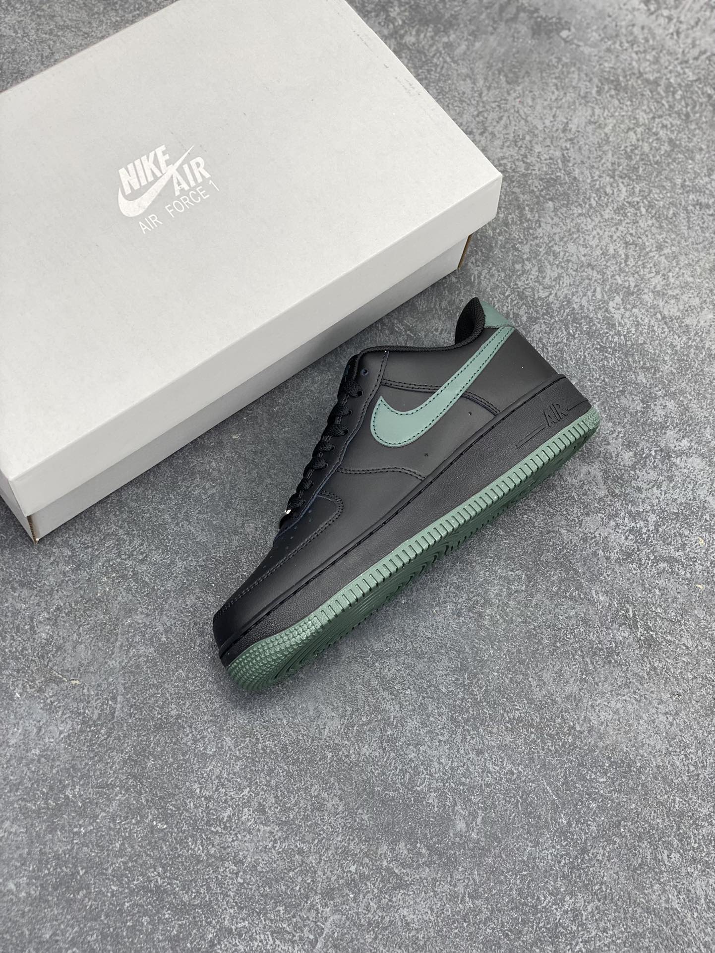 图片[7]-NK Air Force 1 空军一号 黑绿 原楦头原纸板 打造纯正空军版型#专注外贸渠道 全掌内置蜂窝气垫 #原盒配件 原厂中底钢印、拉帮完美 货号：FJ4146-001 尺码：36 36.5 37.5 38 38.5 39 40 40.5 41 42 42.5 43 44 44.5 45-选品中心