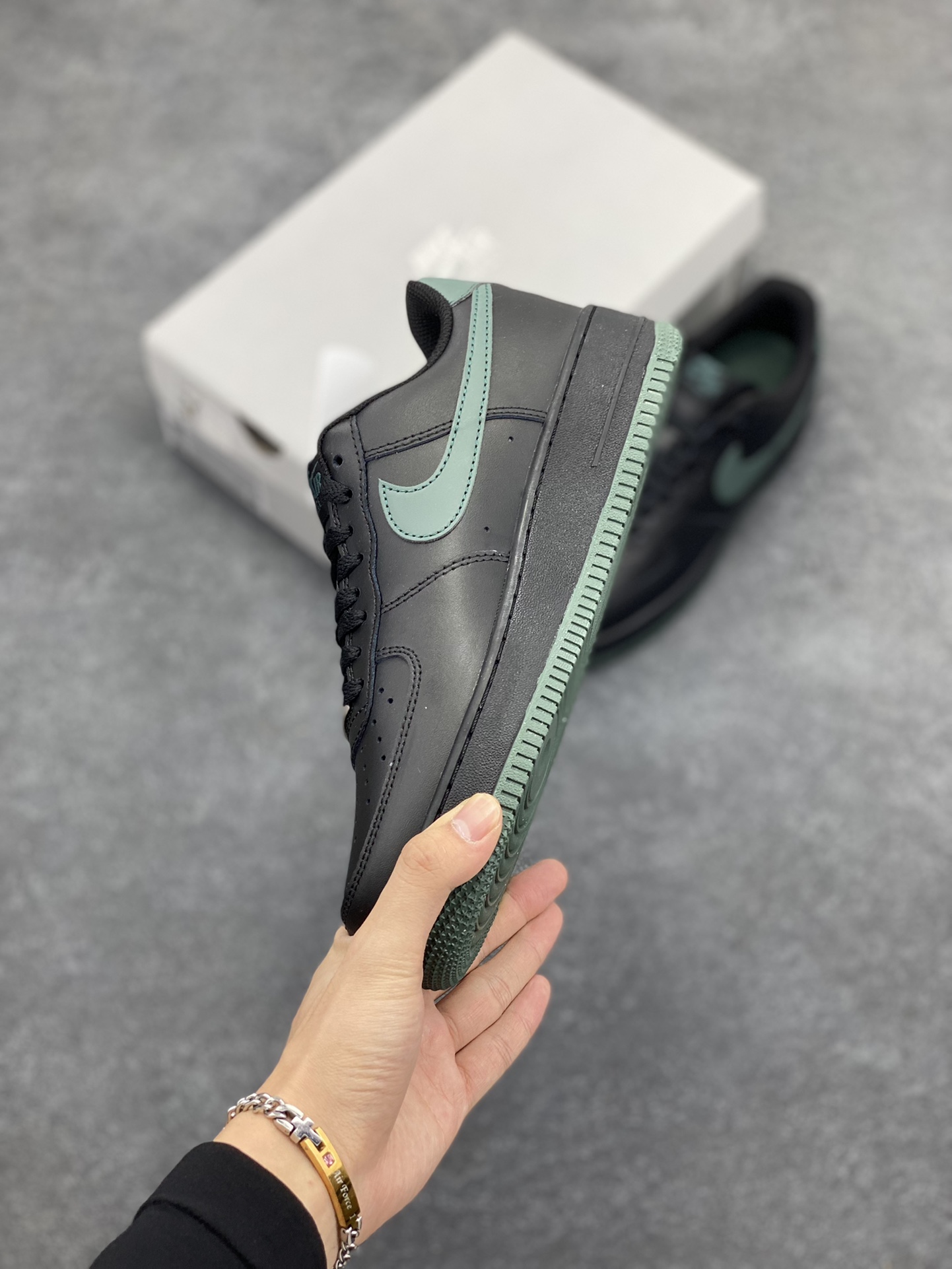 图片[3]-NK Air Force 1 空军一号 黑绿 原楦头原纸板 打造纯正空军版型#专注外贸渠道 全掌内置蜂窝气垫 #原盒配件 原厂中底钢印、拉帮完美 货号：FJ4146-001 尺码：36 36.5 37.5 38 38.5 39 40 40.5 41 42 42.5 43 44 44.5 45-选品中心