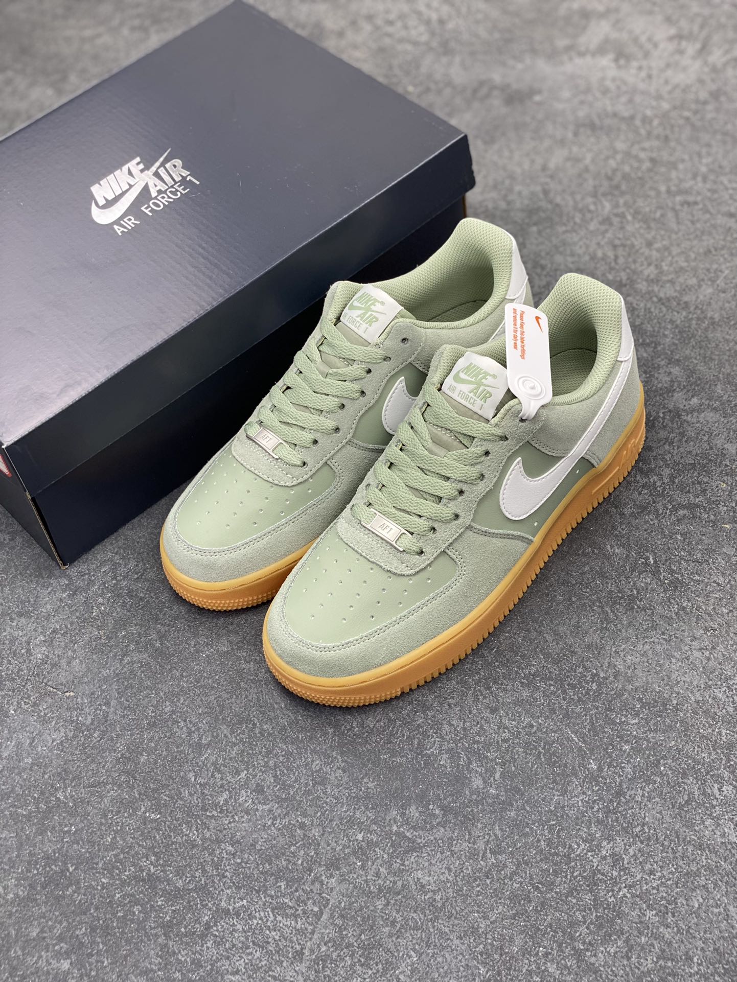 图片[8]-Nike Air Force 1 Low 翻毛生胶 空军一号低帮运动休闲板鞋 原楦头原纸板 打造纯正空军版型 专注外贸渠道 全掌内置蜂窝气垫 原盒配件 原厂中底钢印、拉帮完美 货号：FQ8714-300 尺码：36 36.5 37.5 38 38.5 39 40 40.5 41 42 42.5 43 44 44.5 45-选品中心