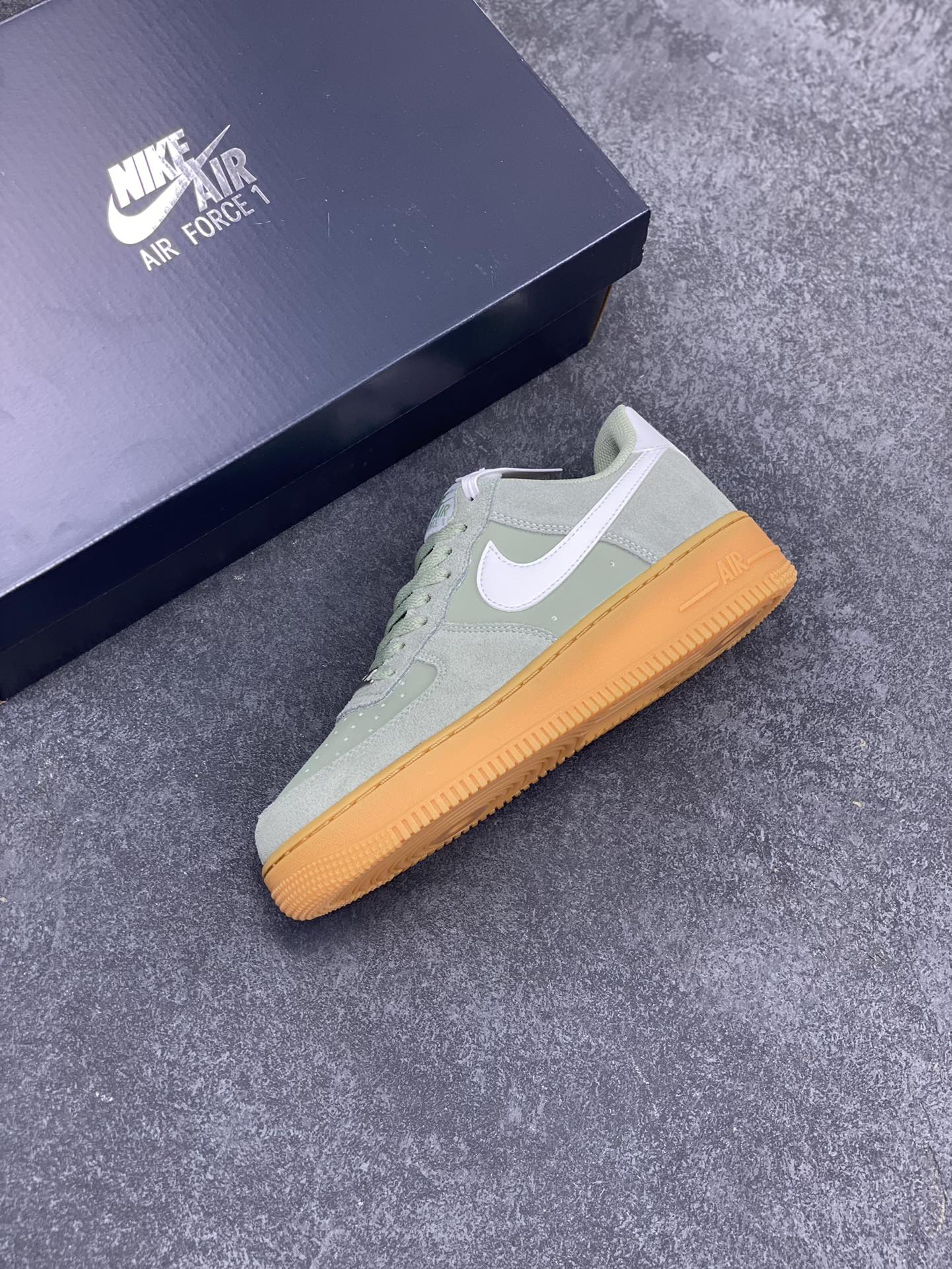 图片[7]-Nike Air Force 1 Low 翻毛生胶 空军一号低帮运动休闲板鞋 原楦头原纸板 打造纯正空军版型 专注外贸渠道 全掌内置蜂窝气垫 原盒配件 原厂中底钢印、拉帮完美 货号：FQ8714-300 尺码：36 36.5 37.5 38 38.5 39 40 40.5 41 42 42.5 43 44 44.5 45-选品中心