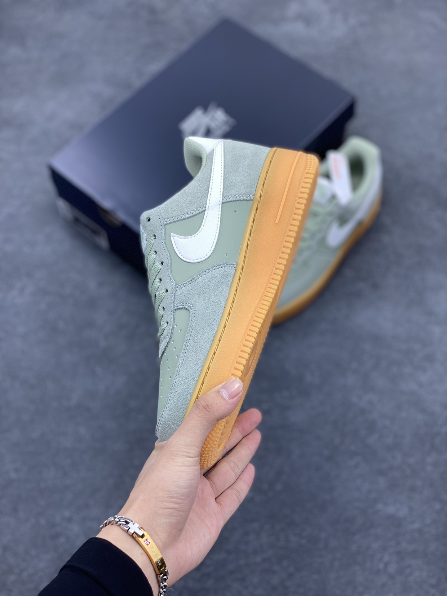 图片[3]-Nike Air Force 1 Low 翻毛生胶 空军一号低帮运动休闲板鞋 原楦头原纸板 打造纯正空军版型 专注外贸渠道 全掌内置蜂窝气垫 原盒配件 原厂中底钢印、拉帮完美 货号：FQ8714-300 尺码：36 36.5 37.5 38 38.5 39 40 40.5 41 42 42.5 43 44 44.5 45-选品中心