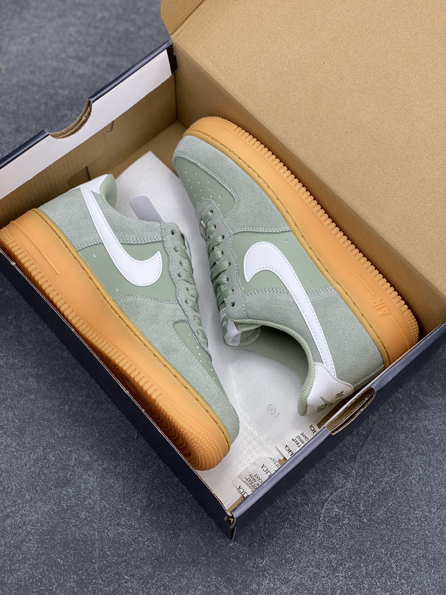 图片[9]-Nike Air Force 1 Low 翻毛生胶 空军一号低帮运动休闲板鞋 原楦头原纸板 打造纯正空军版型 专注外贸渠道 全掌内置蜂窝气垫 原盒配件 原厂中底钢印、拉帮完美 货号：FQ8714-300 尺码：36 36.5 37.5 38 38.5 39 40 40.5 41 42 42.5 43 44 44.5 45-选品中心