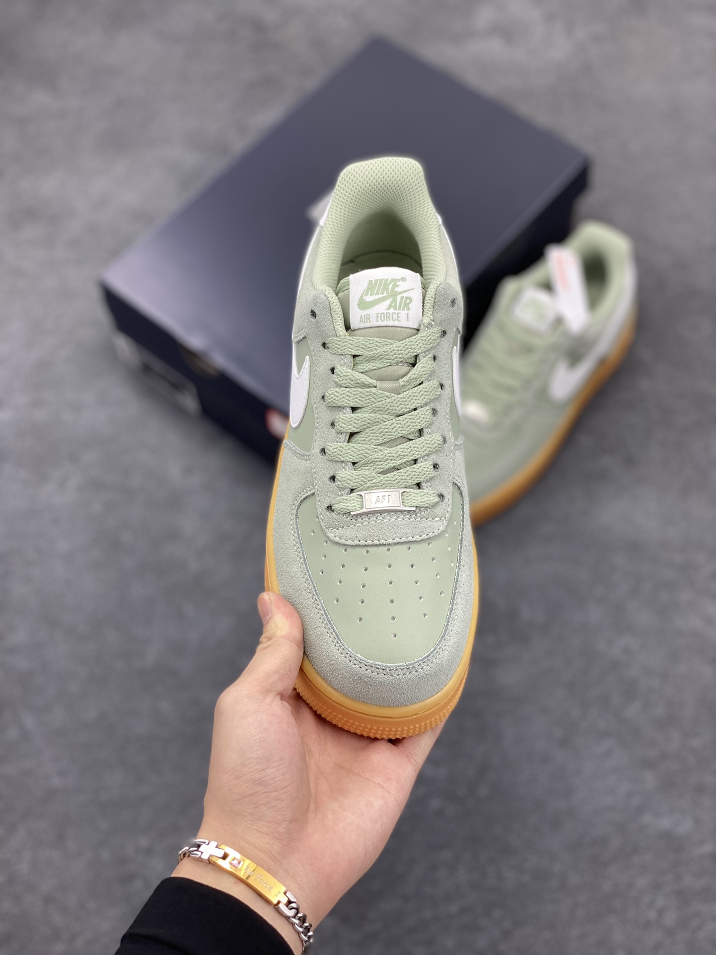 图片[2]-Nike Air Force 1 Low 翻毛生胶 空军一号低帮运动休闲板鞋 原楦头原纸板 打造纯正空军版型 专注外贸渠道 全掌内置蜂窝气垫 原盒配件 原厂中底钢印、拉帮完美 货号：FQ8714-300 尺码：36 36.5 37.5 38 38.5 39 40 40.5 41 42 42.5 43 44 44.5 45-选品中心