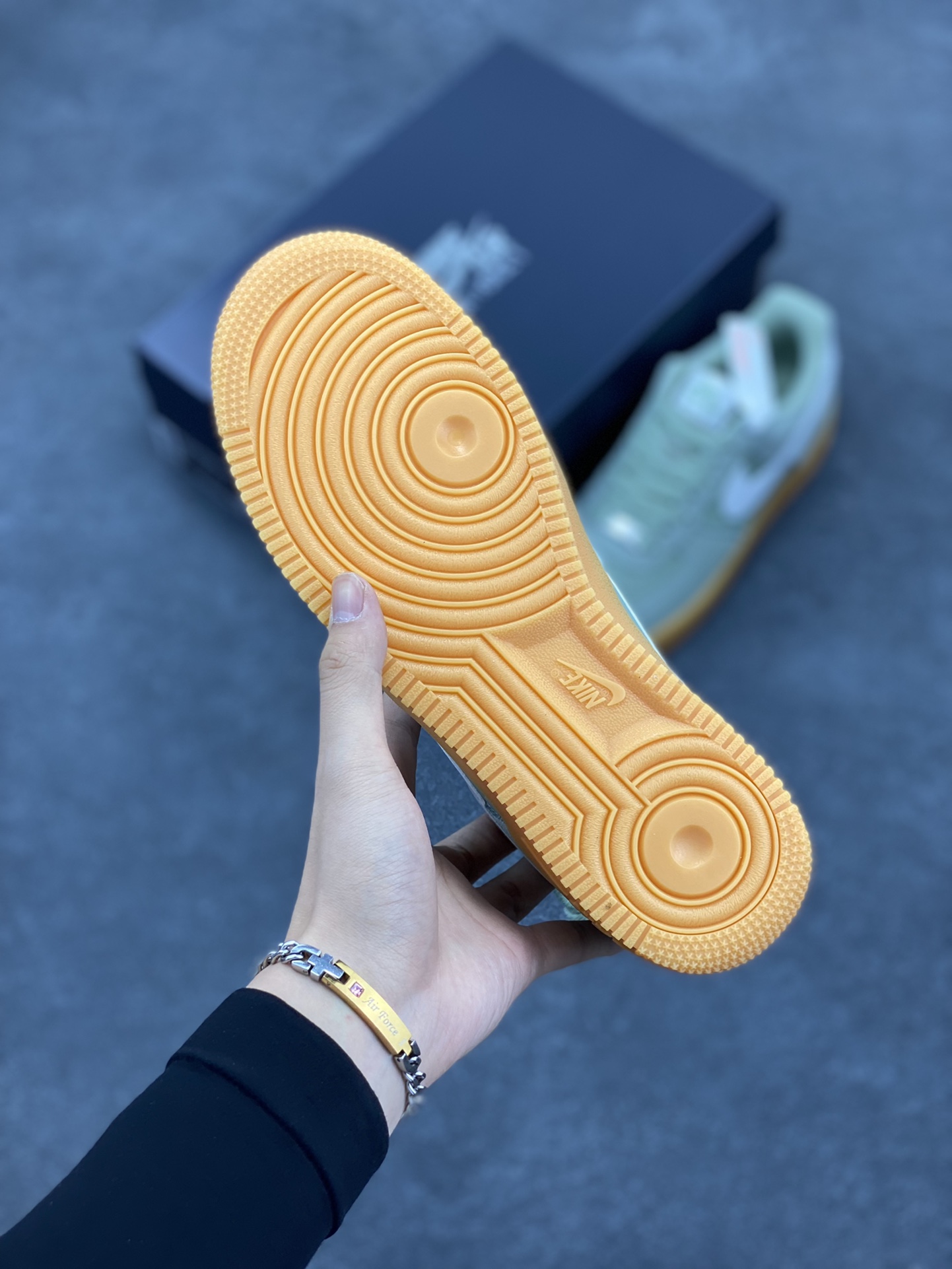 图片[5]-Nike Air Force 1 Low 翻毛生胶 空军一号低帮运动休闲板鞋 原楦头原纸板 打造纯正空军版型 专注外贸渠道 全掌内置蜂窝气垫 原盒配件 原厂中底钢印、拉帮完美 货号：FQ8714-300 尺码：36 36.5 37.5 38 38.5 39 40 40.5 41 42 42.5 43 44 44.5 45-选品中心