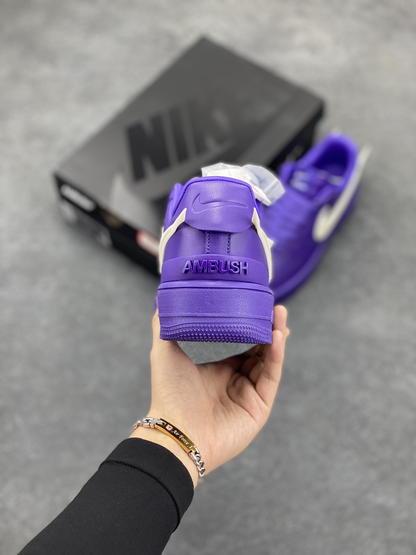 图片[4]-Ambush x Nk Air Force 1\’07 Low 联名款 空军一号低帮休闲板鞋 纯鞋面采用了优质原厂黄油皮革 标志性的 Swoosh 延伸至鞋跟之外 鞋舌和鞋垫上印有 AMBUSH 品牌标志 整体简约大气 可以适配多种造型 货号：DV3464-104 尺码：36 36.5 37.5 38 38.5 39 40 40.5 41 42 42.5 43 44 44.5 45 46-选品中心