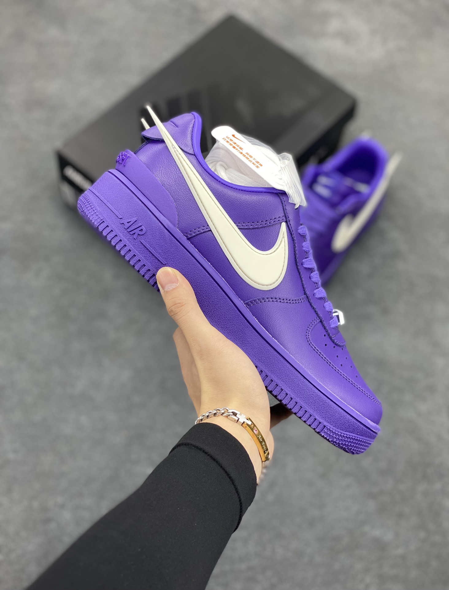 Ambush x Nk Air Force 1\’07 Low 联名款 空军一号低帮休闲板鞋 纯鞋面采用了优质原厂黄油皮革 标志性的 Swoosh 延伸至鞋跟之外 鞋舌和鞋垫上印有 AMBUSH 品牌标志 整体简约大气 可以适配多种造型 货号：DV3464-104 尺码：36 36.5 37.5 38 38.5 39 40 40.5 41 42 42.5 43 44 44.5 45 46-选品中心