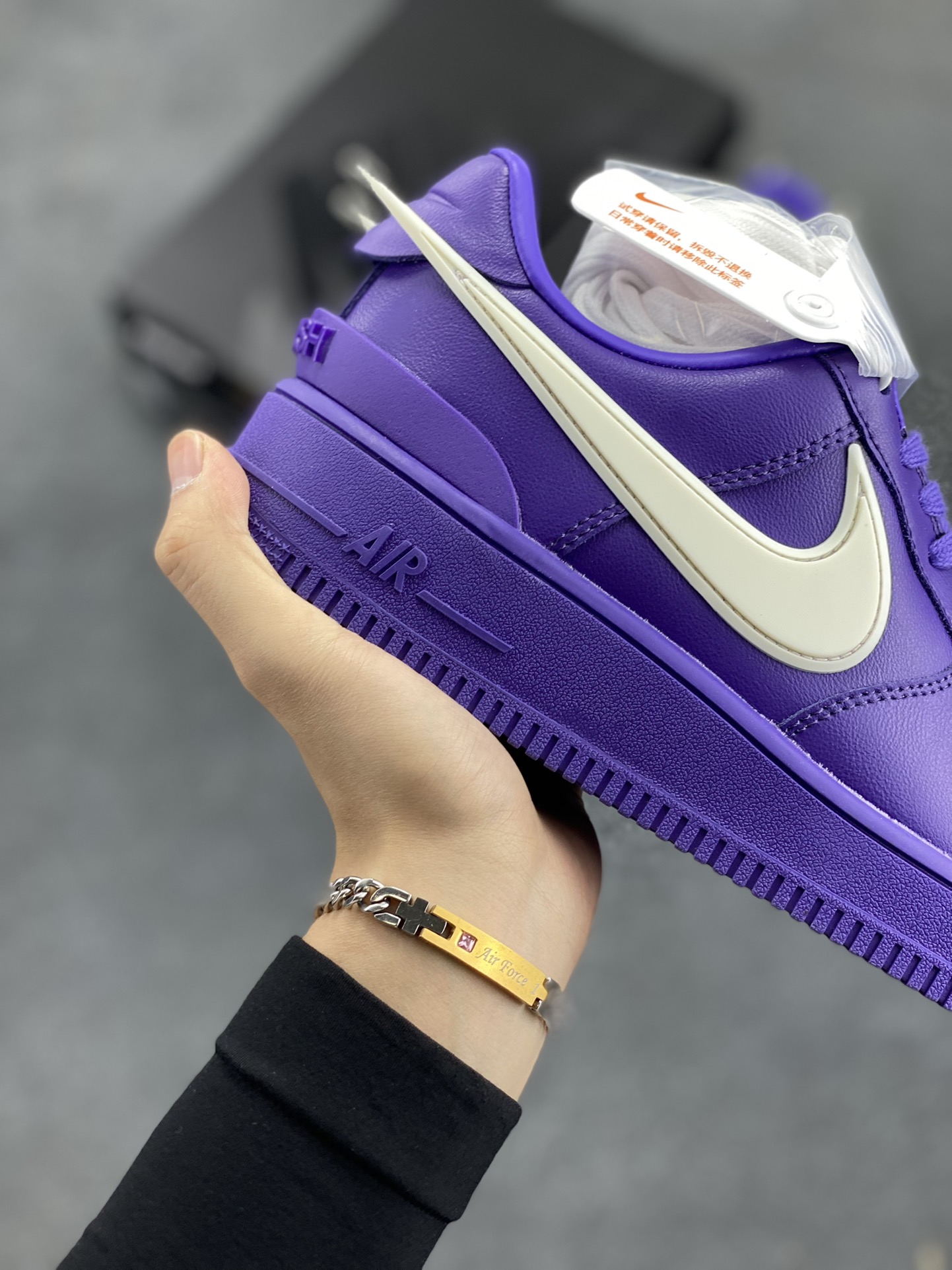 图片[6]-Ambush x Nk Air Force 1\’07 Low 联名款 空军一号低帮休闲板鞋 纯鞋面采用了优质原厂黄油皮革 标志性的 Swoosh 延伸至鞋跟之外 鞋舌和鞋垫上印有 AMBUSH 品牌标志 整体简约大气 可以适配多种造型 货号：DV3464-104 尺码：36 36.5 37.5 38 38.5 39 40 40.5 41 42 42.5 43 44 44.5 45 46-选品中心