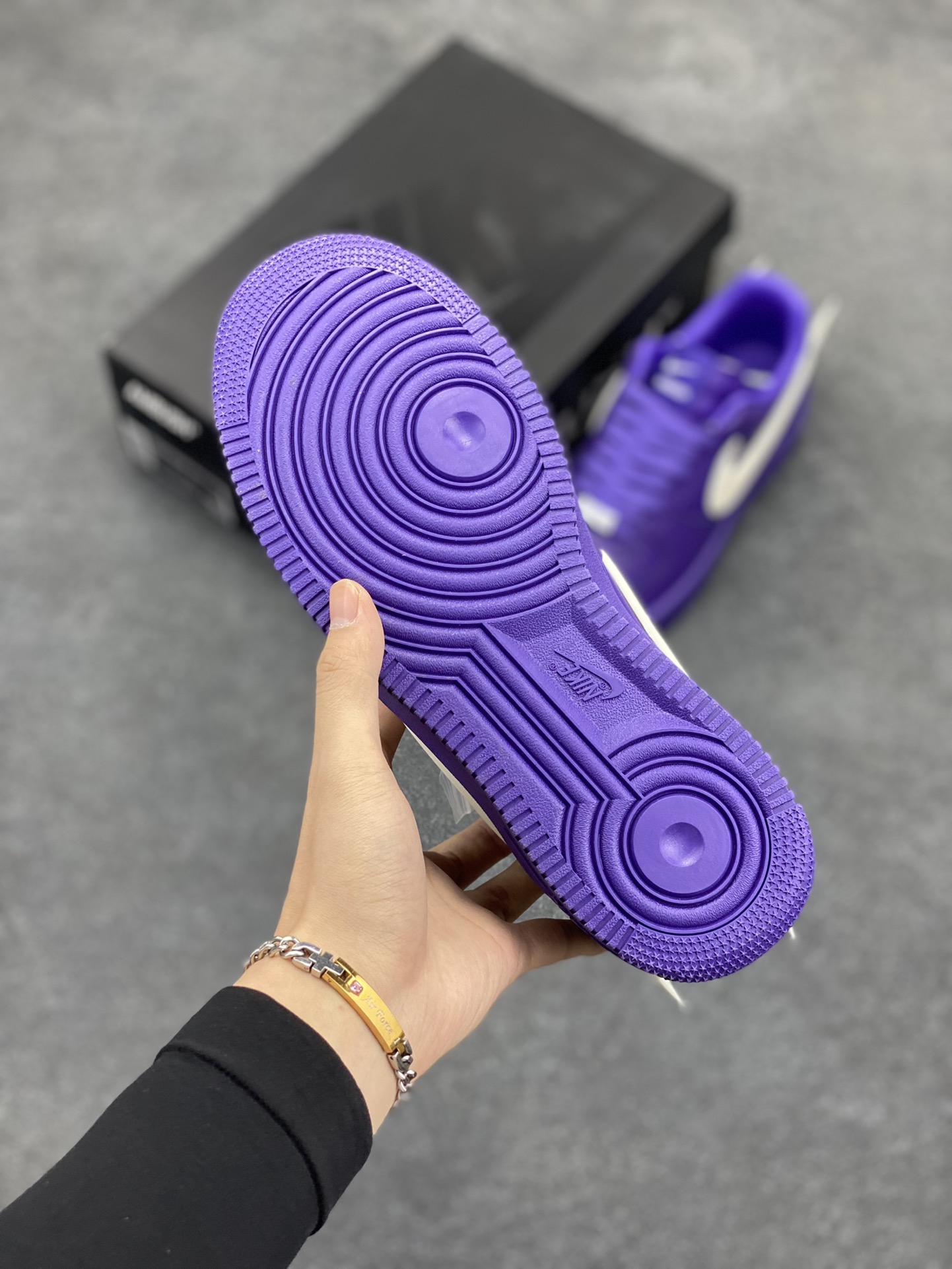 图片[5]-Ambush x Nk Air Force 1\’07 Low 联名款 空军一号低帮休闲板鞋 纯鞋面采用了优质原厂黄油皮革 标志性的 Swoosh 延伸至鞋跟之外 鞋舌和鞋垫上印有 AMBUSH 品牌标志 整体简约大气 可以适配多种造型 货号：DV3464-104 尺码：36 36.5 37.5 38 38.5 39 40 40.5 41 42 42.5 43 44 44.5 45 46-选品中心