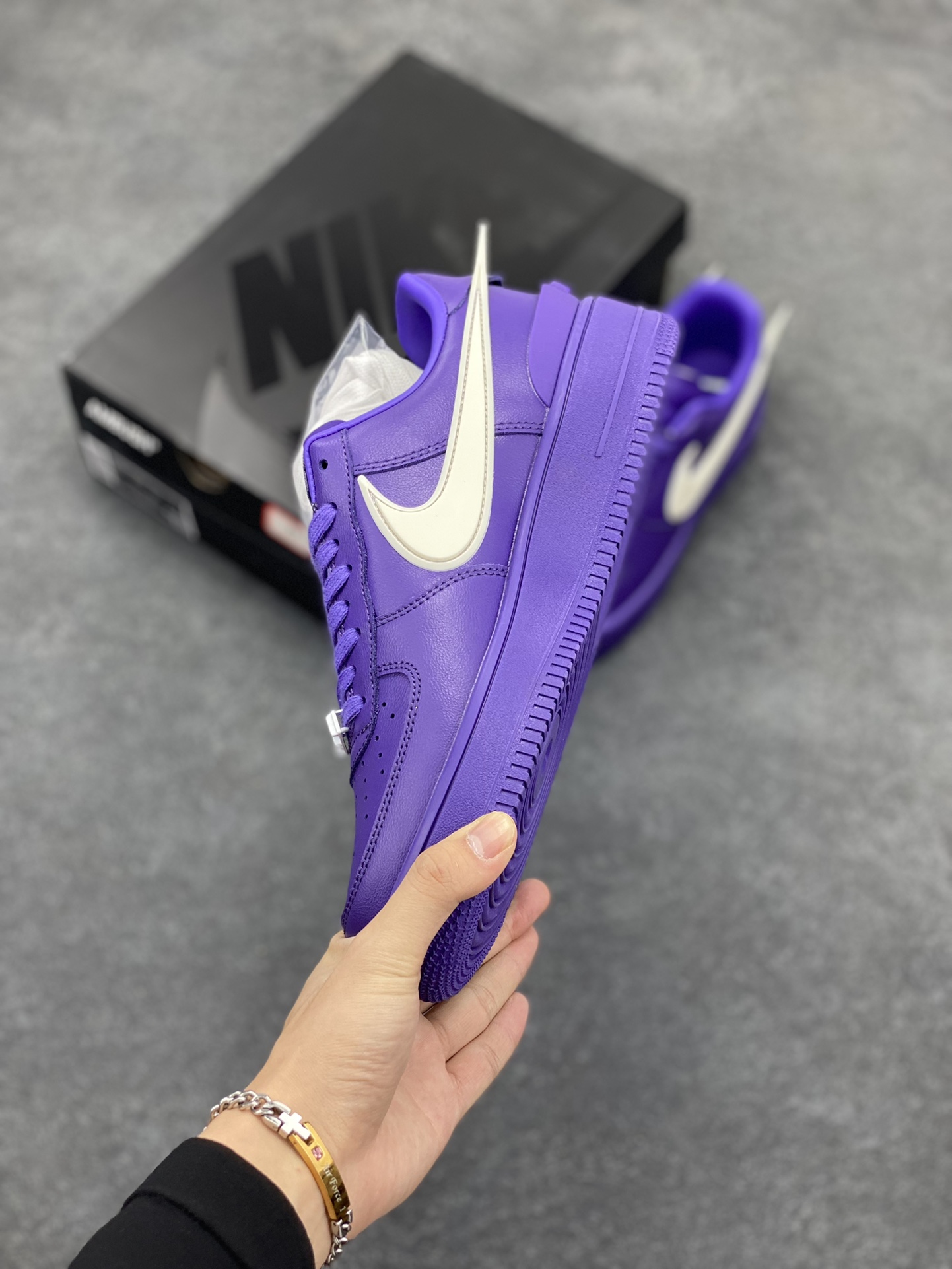 图片[3]-Ambush x Nk Air Force 1\’07 Low 联名款 空军一号低帮休闲板鞋 纯鞋面采用了优质原厂黄油皮革 标志性的 Swoosh 延伸至鞋跟之外 鞋舌和鞋垫上印有 AMBUSH 品牌标志 整体简约大气 可以适配多种造型 货号：DV3464-104 尺码：36 36.5 37.5 38 38.5 39 40 40.5 41 42 42.5 43 44 44.5 45 46-选品中心