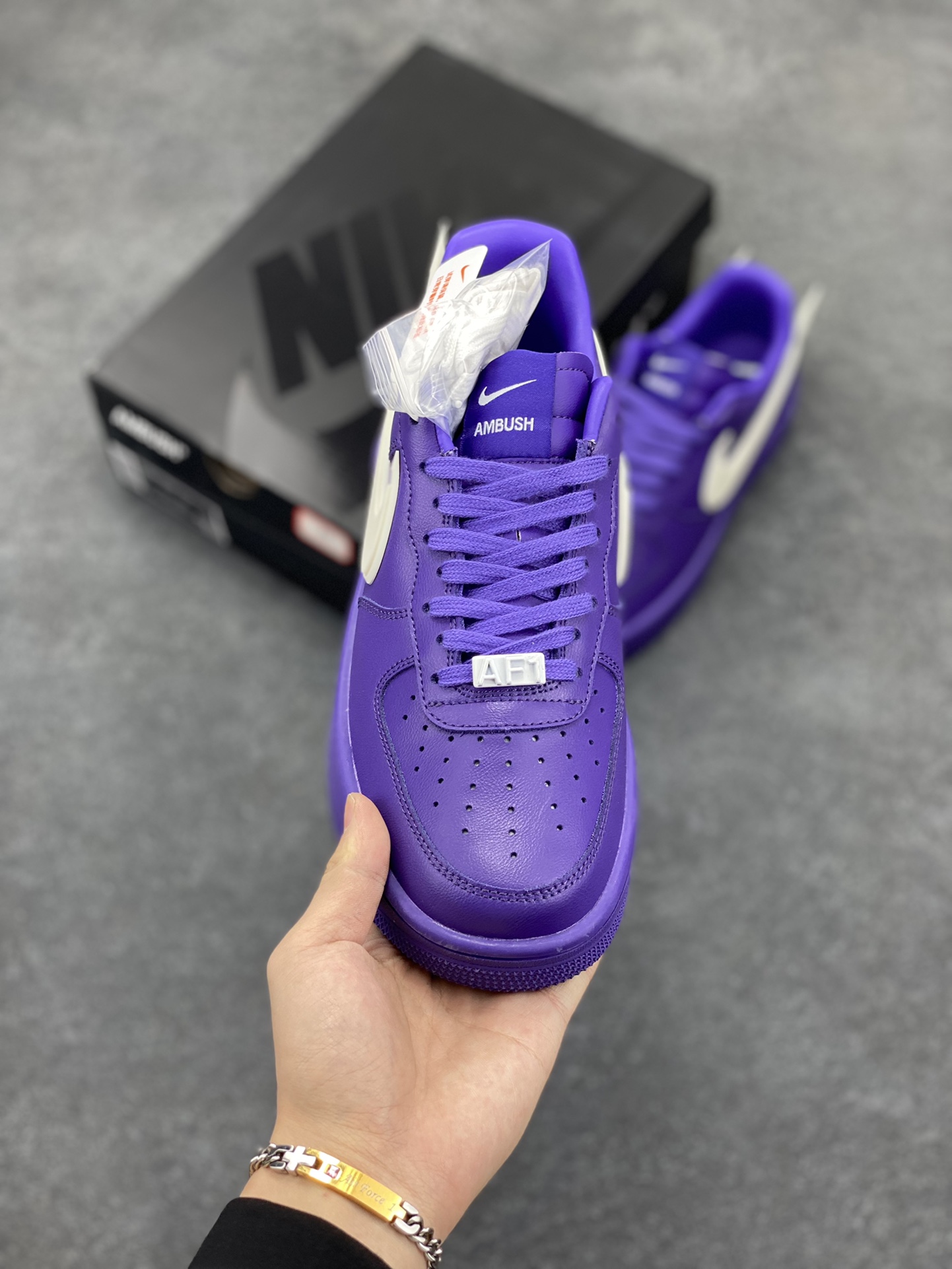 图片[2]-Ambush x Nk Air Force 1\’07 Low 联名款 空军一号低帮休闲板鞋 纯鞋面采用了优质原厂黄油皮革 标志性的 Swoosh 延伸至鞋跟之外 鞋舌和鞋垫上印有 AMBUSH 品牌标志 整体简约大气 可以适配多种造型 货号：DV3464-104 尺码：36 36.5 37.5 38 38.5 39 40 40.5 41 42 42.5 43 44 44.5 45 46-选品中心