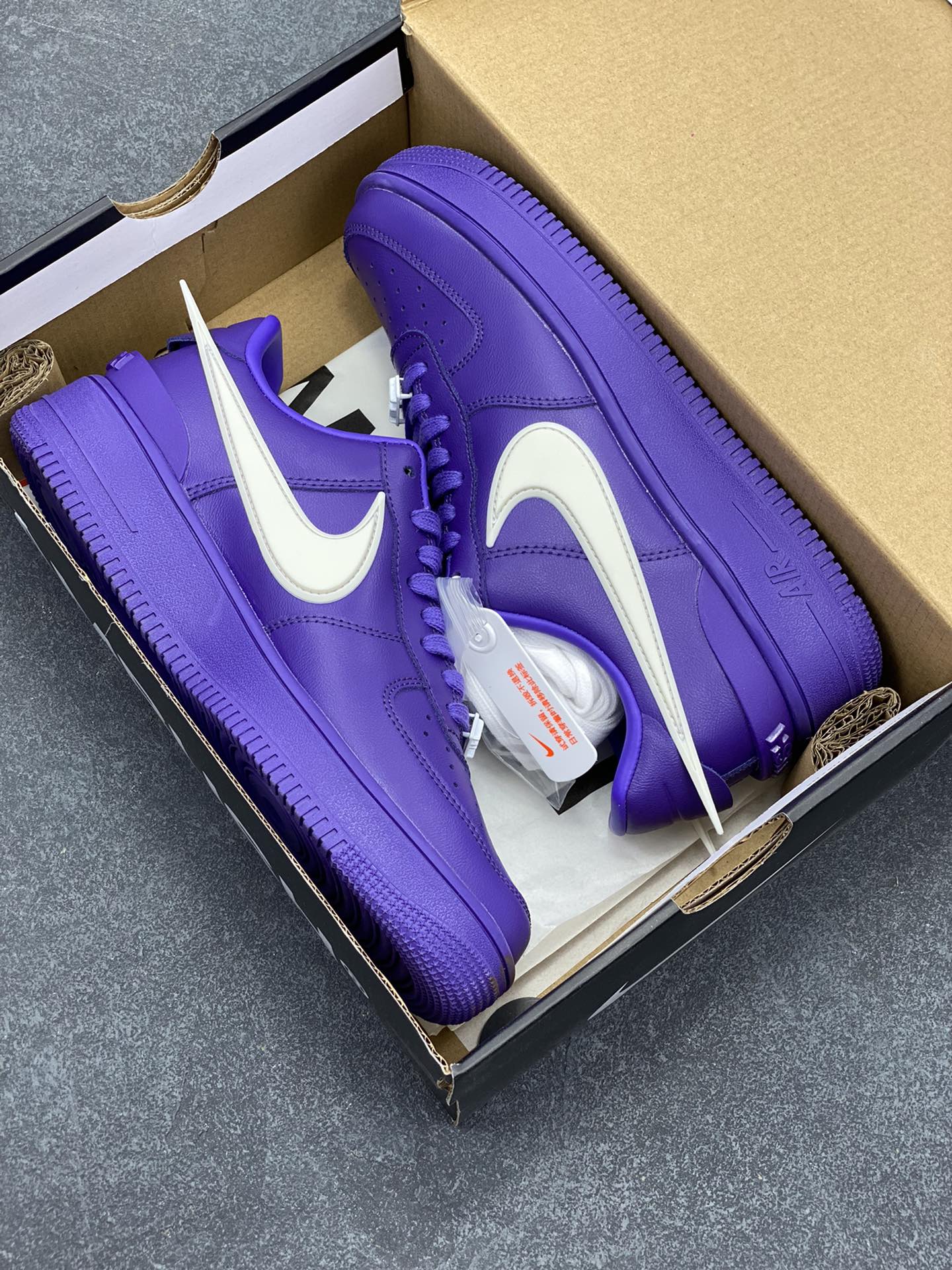 图片[9]-Ambush x Nk Air Force 1\’07 Low 联名款 空军一号低帮休闲板鞋 纯鞋面采用了优质原厂黄油皮革 标志性的 Swoosh 延伸至鞋跟之外 鞋舌和鞋垫上印有 AMBUSH 品牌标志 整体简约大气 可以适配多种造型 货号：DV3464-104 尺码：36 36.5 37.5 38 38.5 39 40 40.5 41 42 42.5 43 44 44.5 45 46-选品中心