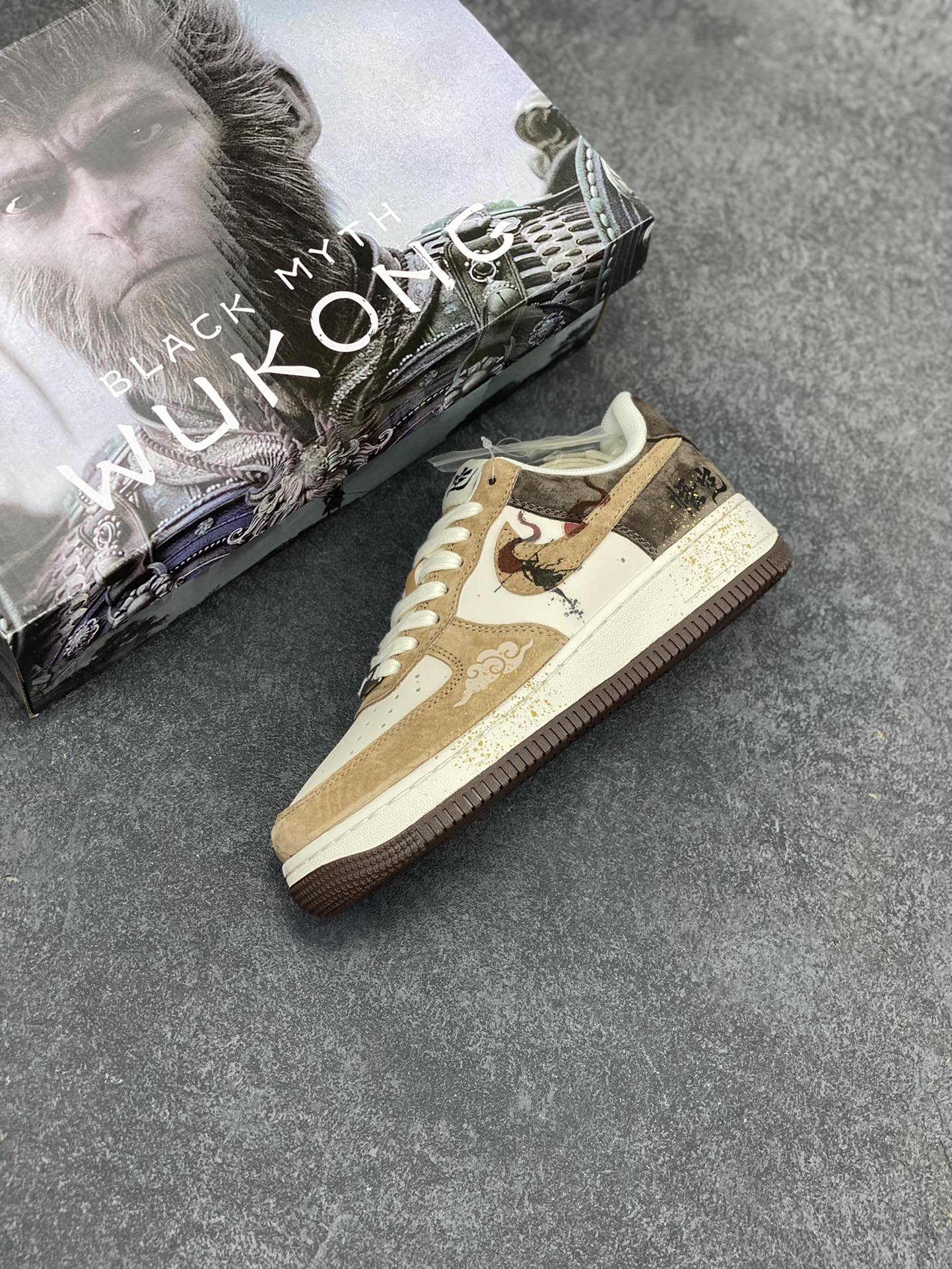 图片[7]-NIke Air Force 1 \’07 Low “悟空”空军一号 低帮 运动鞋 休闲鞋 折边针车 工艺难度大 原楦头原纸板 原装鞋盒 定制五金配件 内置全掌气垫 原厂鞋底 货号：DM1688-803 尺码：36 36.5 37.5 38 38.5 39 40 40.5 41 42 42.5 43 44 44.5 45-选品中心