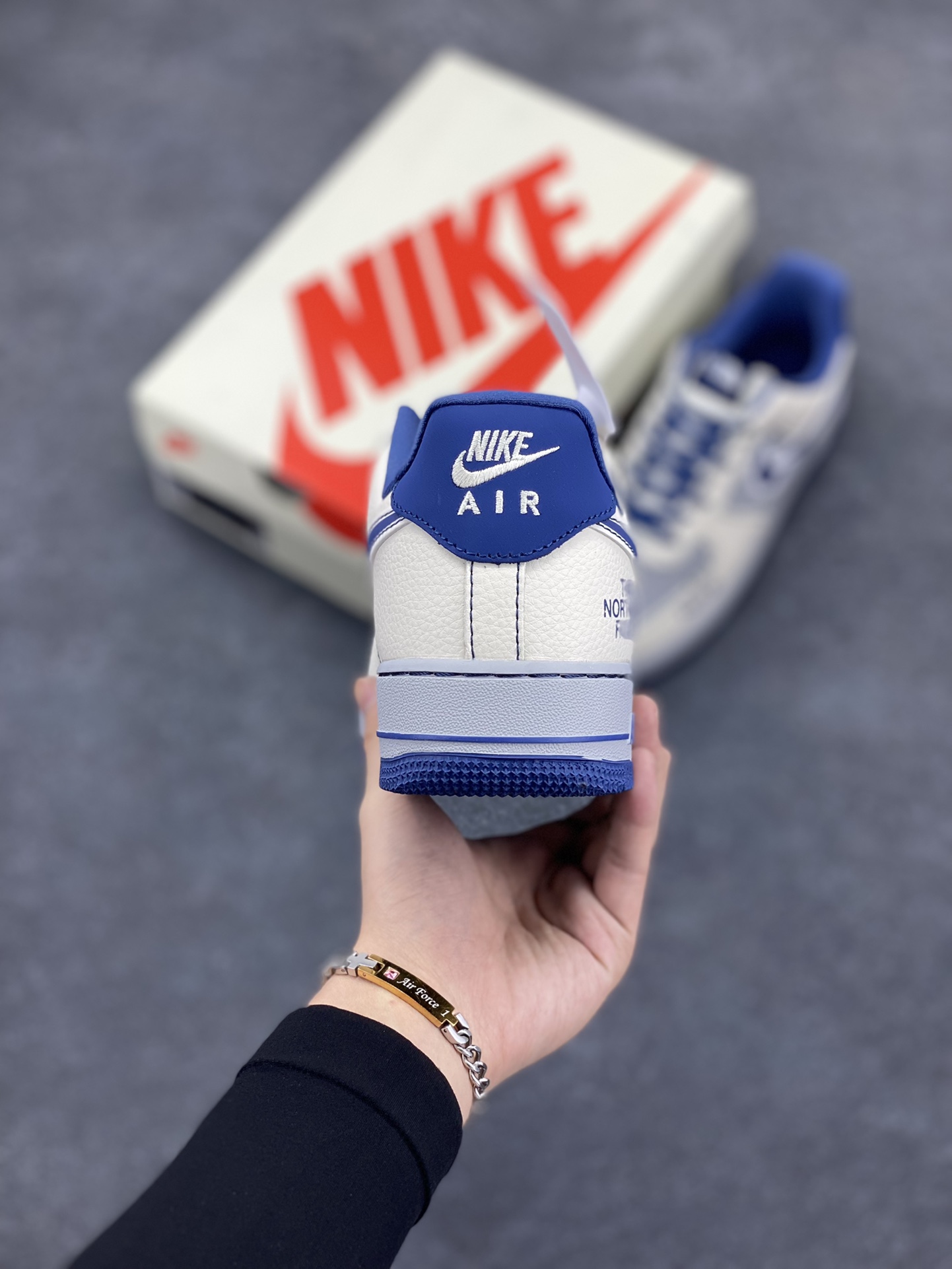 图片[4]-NIke Air Force 1 \’07 Low “北面石联名–蓝白灰”空军一号 低帮 运动鞋 休闲鞋 折边针车 工艺难度大 原楦头原纸板 原装鞋盒 定制五金配件 内置全掌气垫 原厂鞋底 货号：KK1988-016 尺码：36 36.5 37.5 38 38.5 39 40 40.5 41 42 42.5 43 44 44.5 45-选品中心