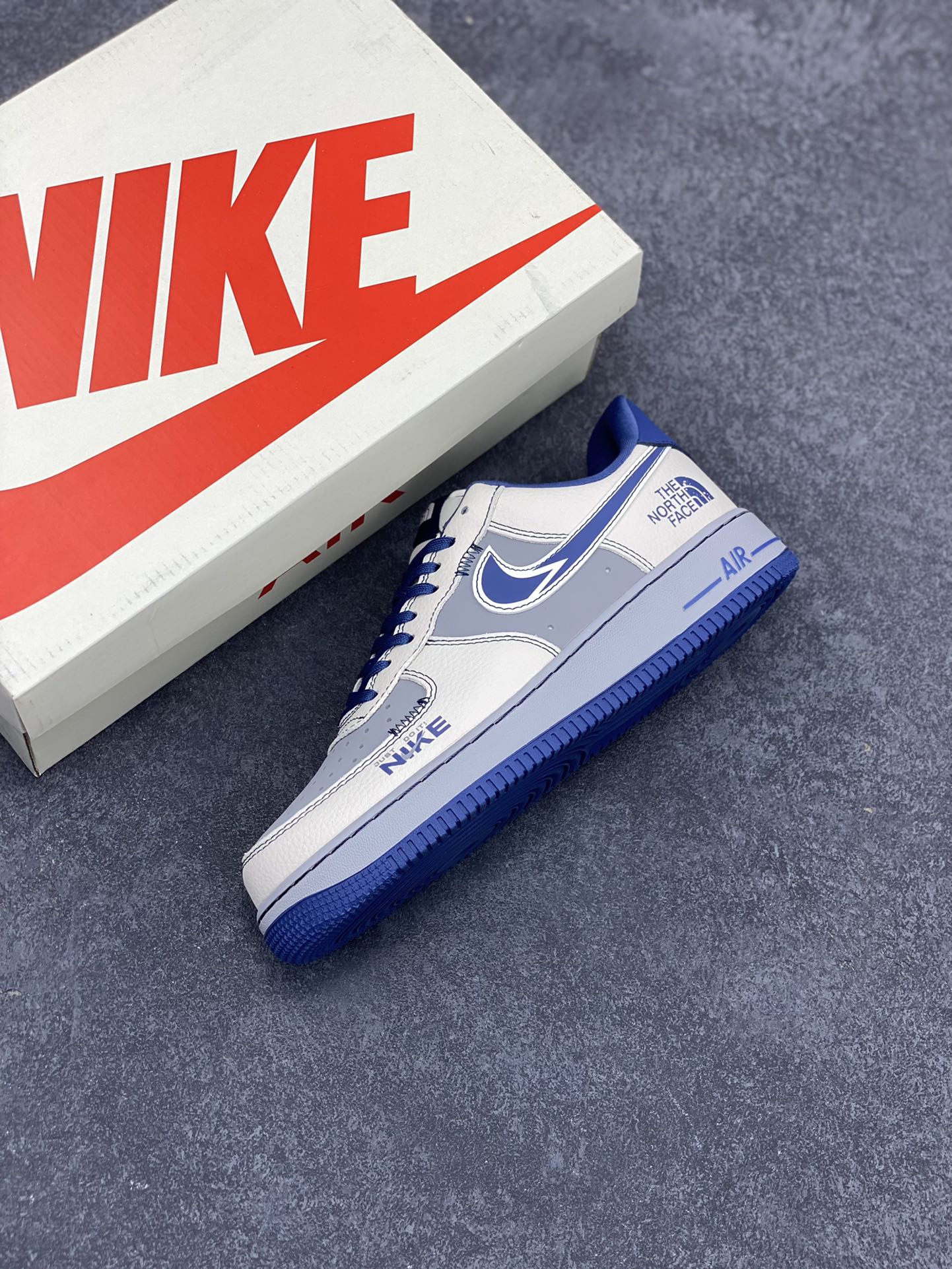 图片[7]-NIke Air Force 1 \’07 Low “北面石联名–蓝白灰”空军一号 低帮 运动鞋 休闲鞋 折边针车 工艺难度大 原楦头原纸板 原装鞋盒 定制五金配件 内置全掌气垫 原厂鞋底 货号：KK1988-016 尺码：36 36.5 37.5 38 38.5 39 40 40.5 41 42 42.5 43 44 44.5 45-选品中心