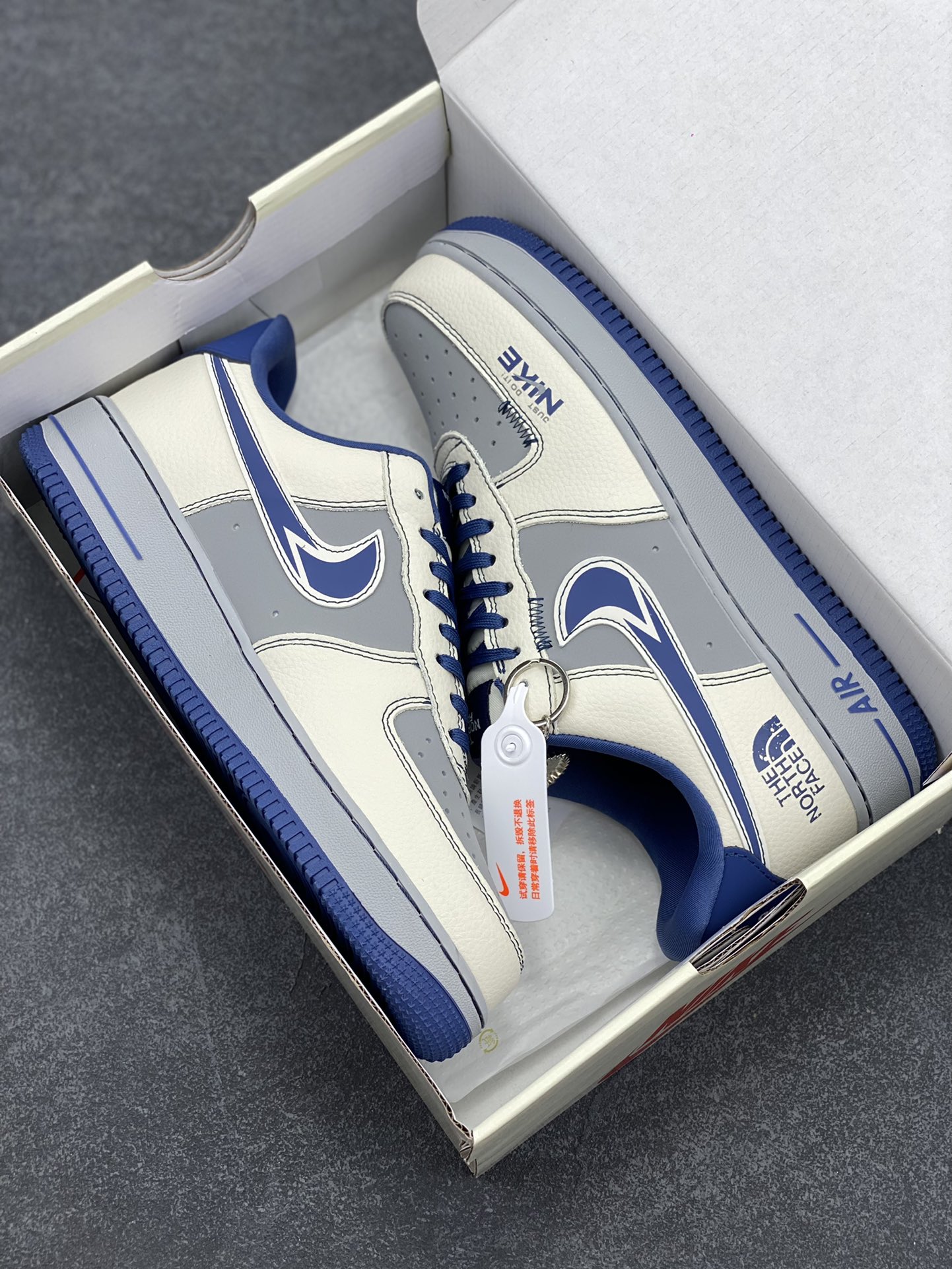 图片[9]-NIke Air Force 1 \’07 Low “北面石联名–蓝白灰”空军一号 低帮 运动鞋 休闲鞋 折边针车 工艺难度大 原楦头原纸板 原装鞋盒 定制五金配件 内置全掌气垫 原厂鞋底 货号：KK1988-016 尺码：36 36.5 37.5 38 38.5 39 40 40.5 41 42 42.5 43 44 44.5 45-选品中心