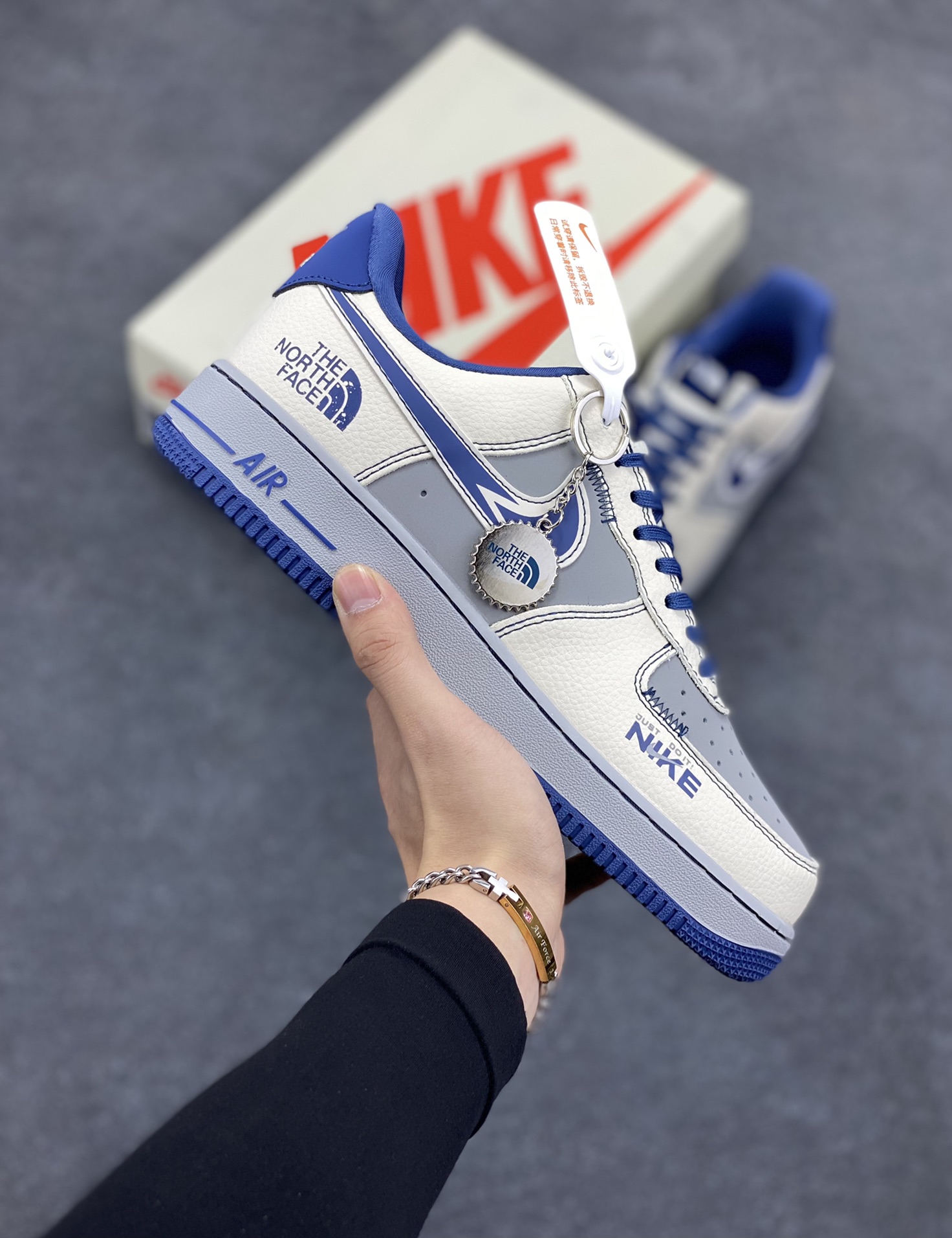 NIke Air Force 1 \’07 Low “北面石联名–蓝白灰”空军一号 低帮 运动鞋 休闲鞋 折边针车 工艺难度大 原楦头原纸板 原装鞋盒 定制五金配件 内置全掌气垫 原厂鞋底 货号:KK1988-016 尺码:36 36.5 37.5 38 38.5 39 40 40.5 41 42 42.5 43 44 44.5 45-选品中心