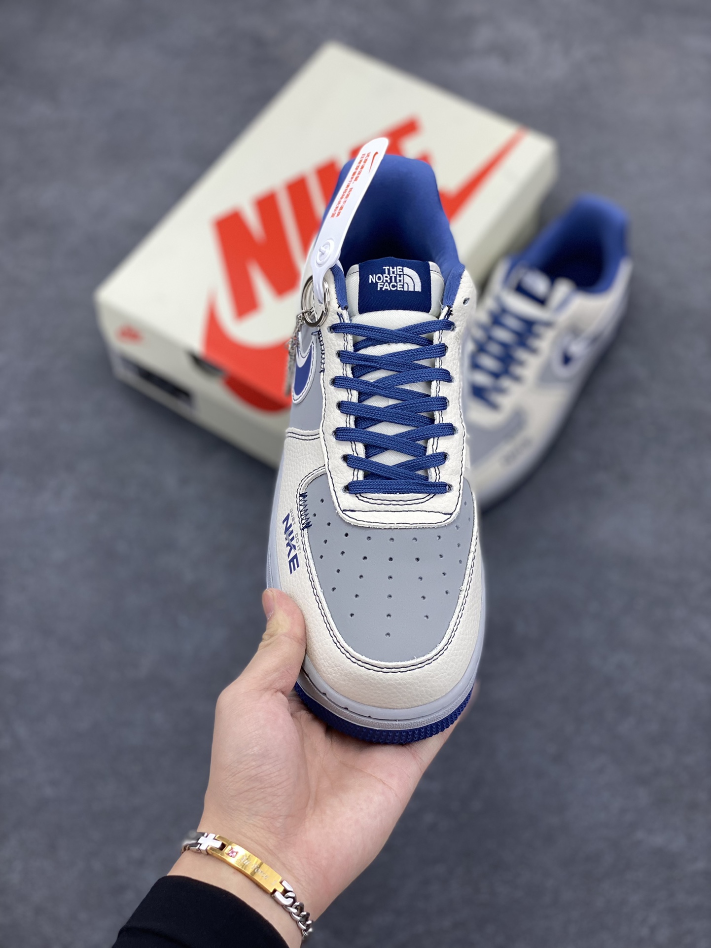 图片[2]-NIke Air Force 1 \’07 Low “北面石联名–蓝白灰”空军一号 低帮 运动鞋 休闲鞋 折边针车 工艺难度大 原楦头原纸板 原装鞋盒 定制五金配件 内置全掌气垫 原厂鞋底 货号：KK1988-016 尺码：36 36.5 37.5 38 38.5 39 40 40.5 41 42 42.5 43 44 44.5 45-选品中心