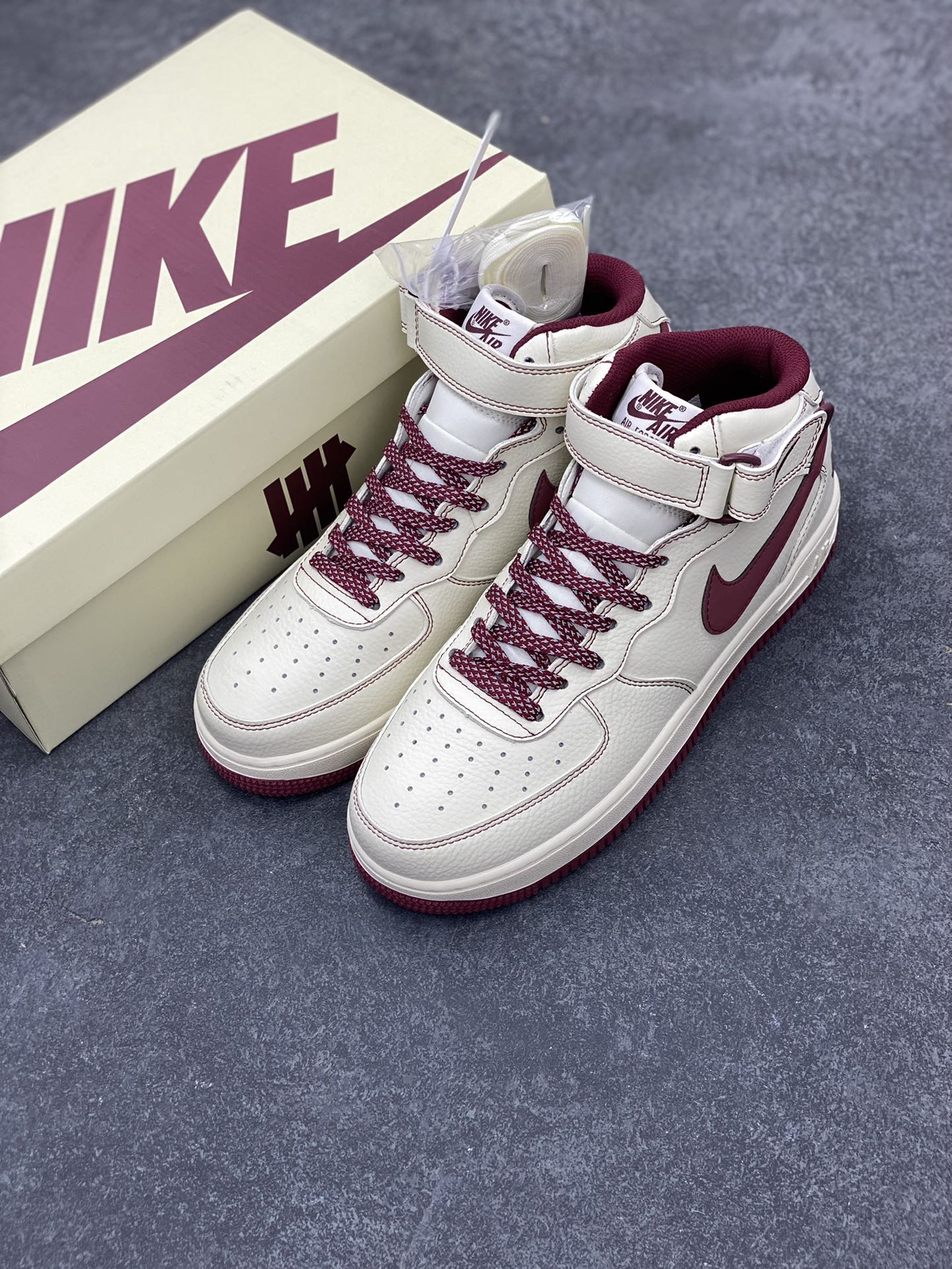 图片[8]-Undefeated x Nike Air Force 1 Mid米白红 空军一号中帮休闲板鞋 定制皮料 原装定制鞋盒 炫彩反光 细节满满 原楦头原纸板 内置全掌气垫 货号：UW2369-015 尺码：36 36.5 37.5 38 38.5 39 40 40.5 41 42 42.5 43 44 44.5 45-选品中心