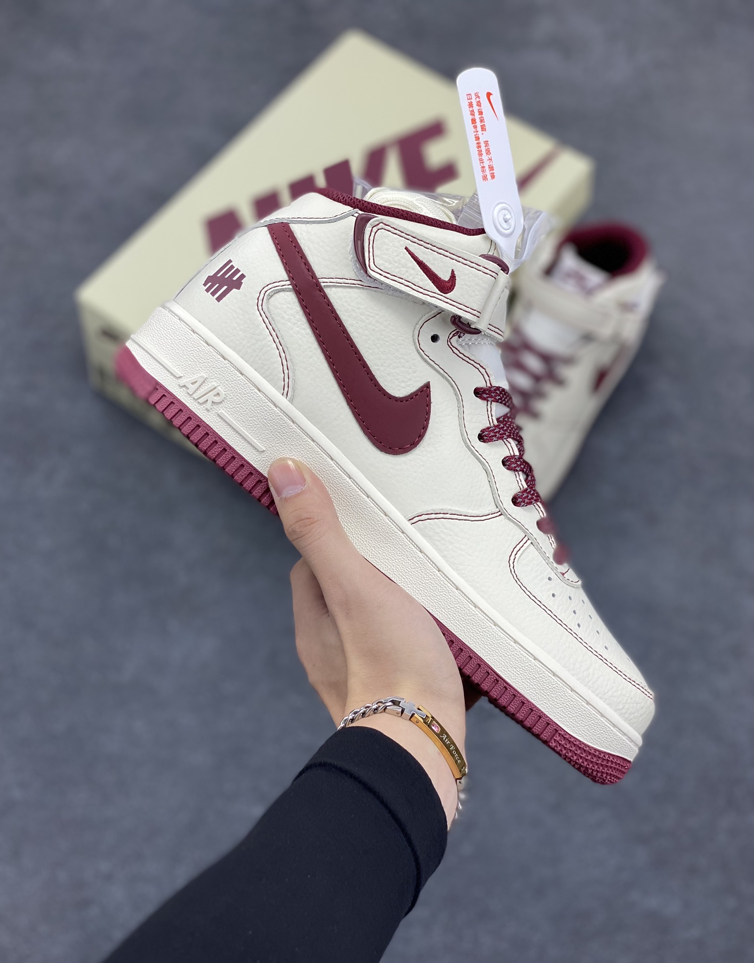 Undefeated x Nike Air Force 1 Mid米白红 空军一号中帮休闲板鞋 定制皮料 原装定制鞋盒 炫彩反光 细节满满 原楦头原纸板 内置全掌气垫 货号:UW2369-015 尺码:36 36.5 37.5 38 38.5 39 40 40.5 41 42 42.5 43 44 44.5 45-选品中心