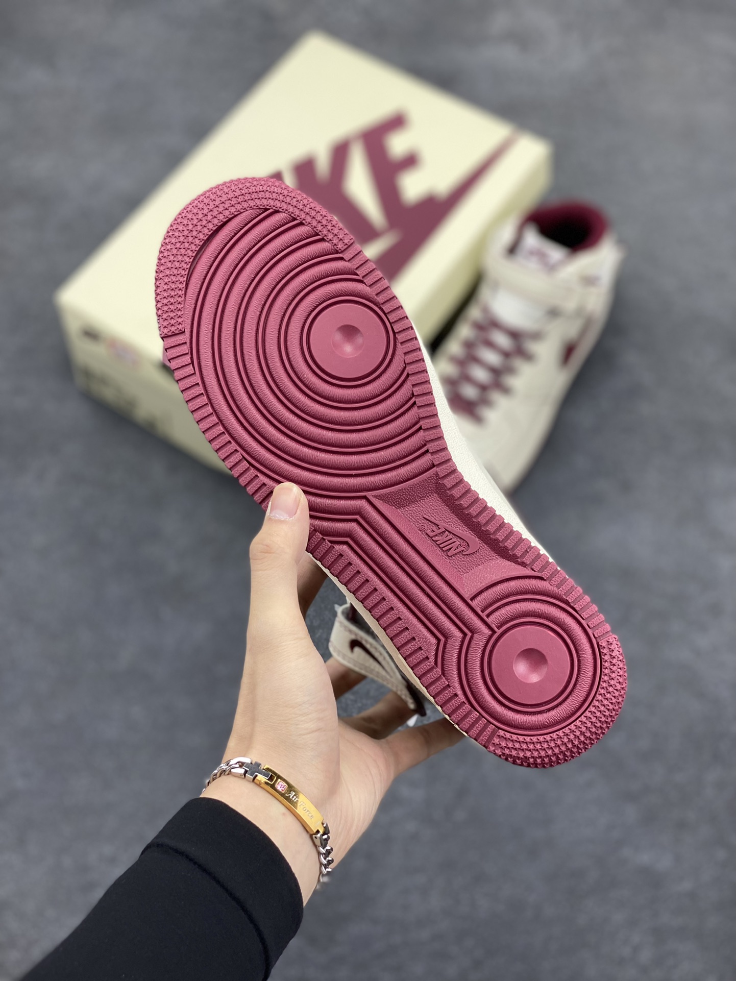 图片[5]-Undefeated x Nike Air Force 1 Mid米白红 空军一号中帮休闲板鞋 定制皮料 原装定制鞋盒 炫彩反光 细节满满 原楦头原纸板 内置全掌气垫 货号：UW2369-015 尺码：36 36.5 37.5 38 38.5 39 40 40.5 41 42 42.5 43 44 44.5 45-选品中心