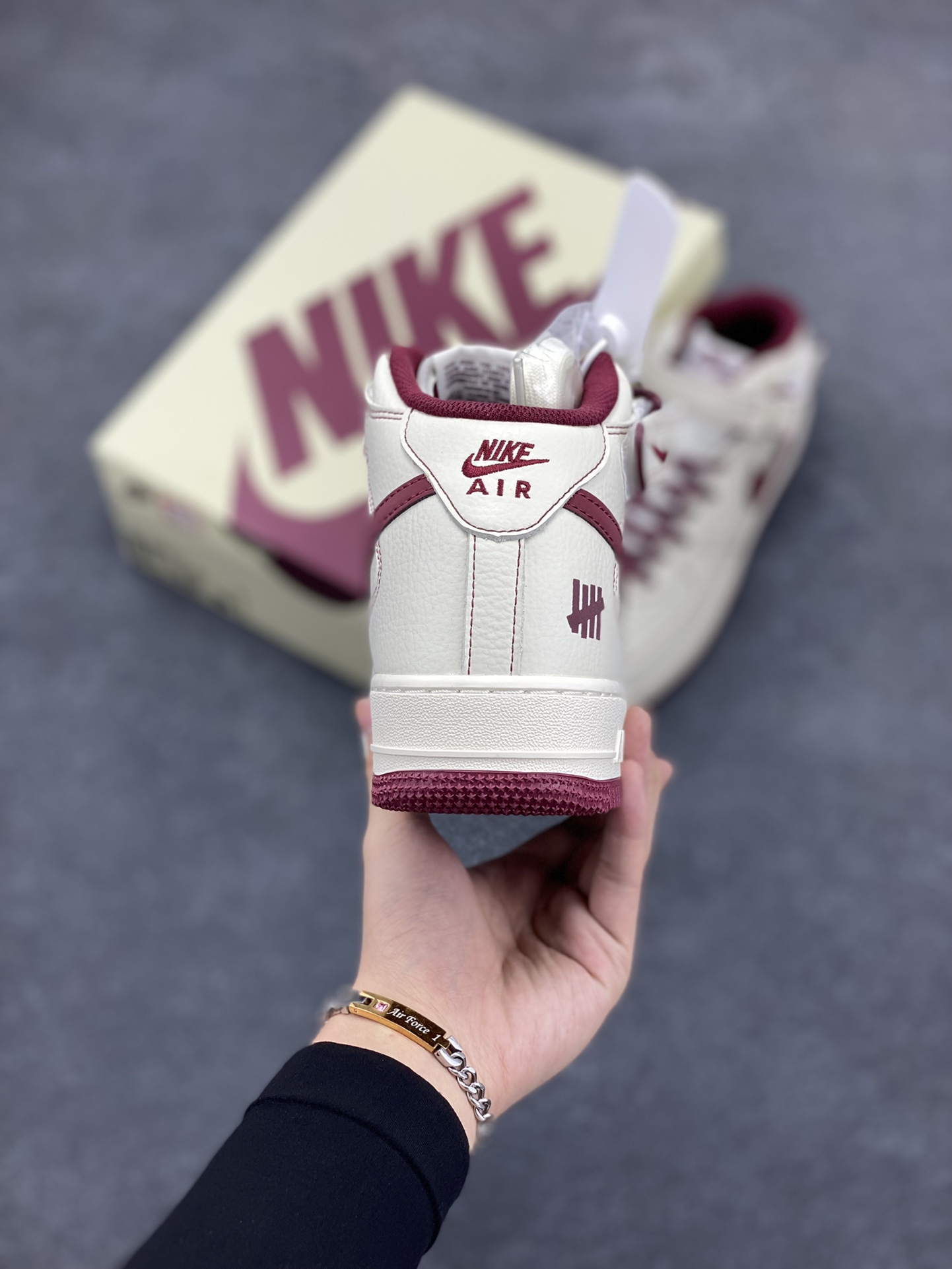 图片[4]-Undefeated x Nike Air Force 1 Mid米白红 空军一号中帮休闲板鞋 定制皮料 原装定制鞋盒 炫彩反光 细节满满 原楦头原纸板 内置全掌气垫 货号：UW2369-015 尺码：36 36.5 37.5 38 38.5 39 40 40.5 41 42 42.5 43 44 44.5 45-选品中心