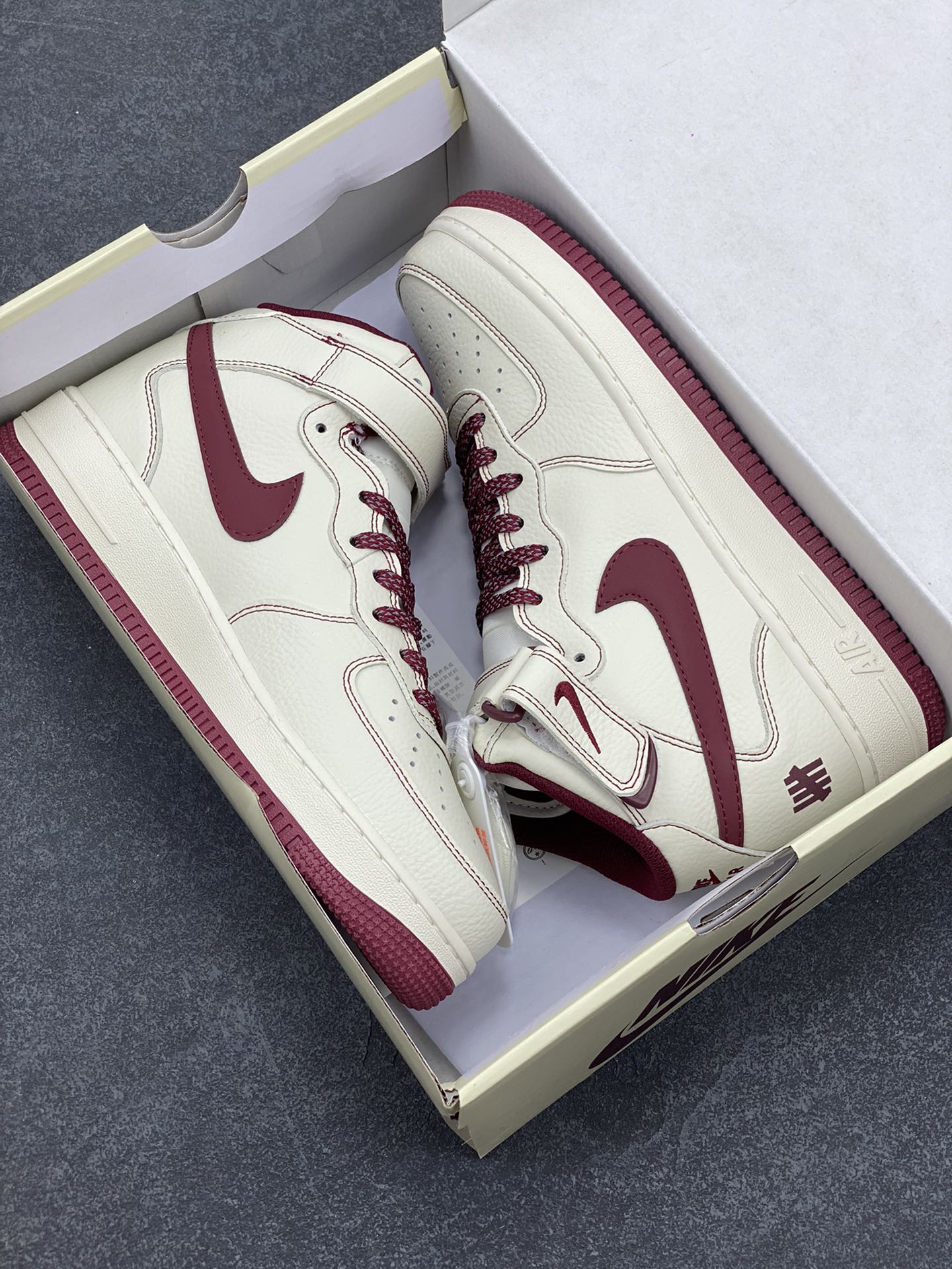 图片[9]-Undefeated x Nike Air Force 1 Mid米白红 空军一号中帮休闲板鞋 定制皮料 原装定制鞋盒 炫彩反光 细节满满 原楦头原纸板 内置全掌气垫 货号：UW2369-015 尺码：36 36.5 37.5 38 38.5 39 40 40.5 41 42 42.5 43 44 44.5 45-选品中心