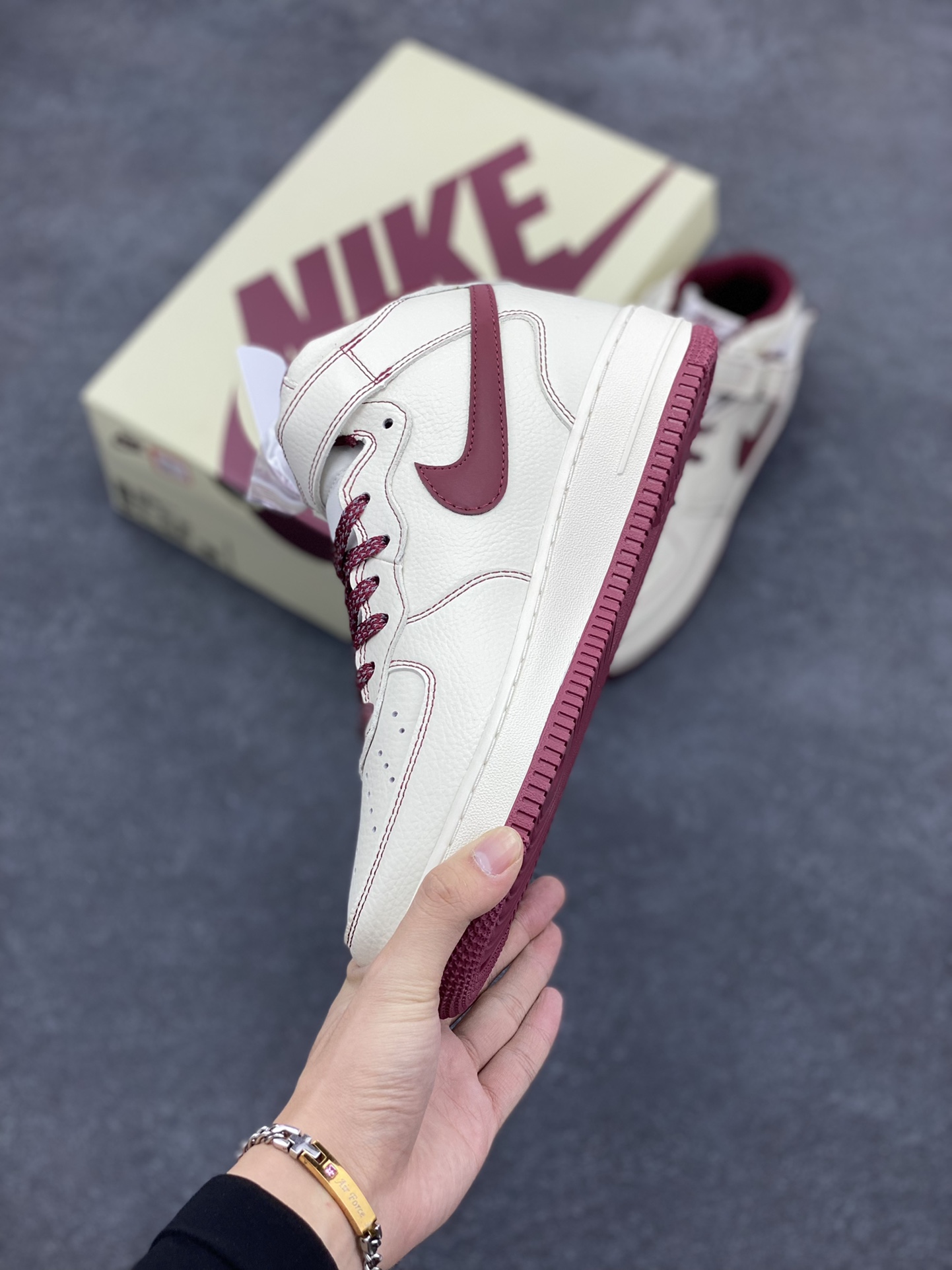图片[3]-Undefeated x Nike Air Force 1 Mid米白红 空军一号中帮休闲板鞋 定制皮料 原装定制鞋盒 炫彩反光 细节满满 原楦头原纸板 内置全掌气垫 货号：UW2369-015 尺码：36 36.5 37.5 38 38.5 39 40 40.5 41 42 42.5 43 44 44.5 45-选品中心