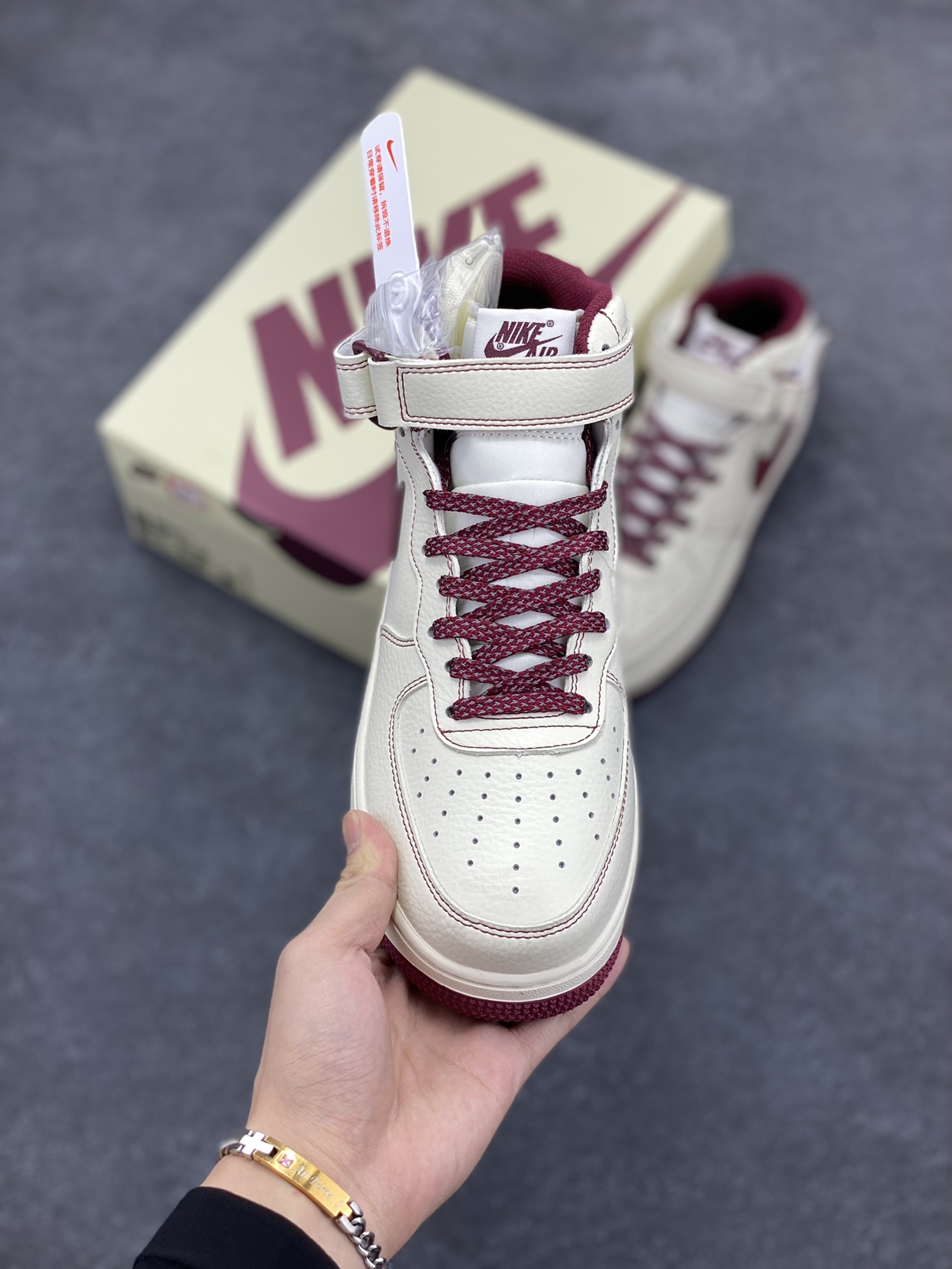 图片[2]-Undefeated x Nike Air Force 1 Mid米白红 空军一号中帮休闲板鞋 定制皮料 原装定制鞋盒 炫彩反光 细节满满 原楦头原纸板 内置全掌气垫 货号：UW2369-015 尺码：36 36.5 37.5 38 38.5 39 40 40.5 41 42 42.5 43 44 44.5 45-选品中心