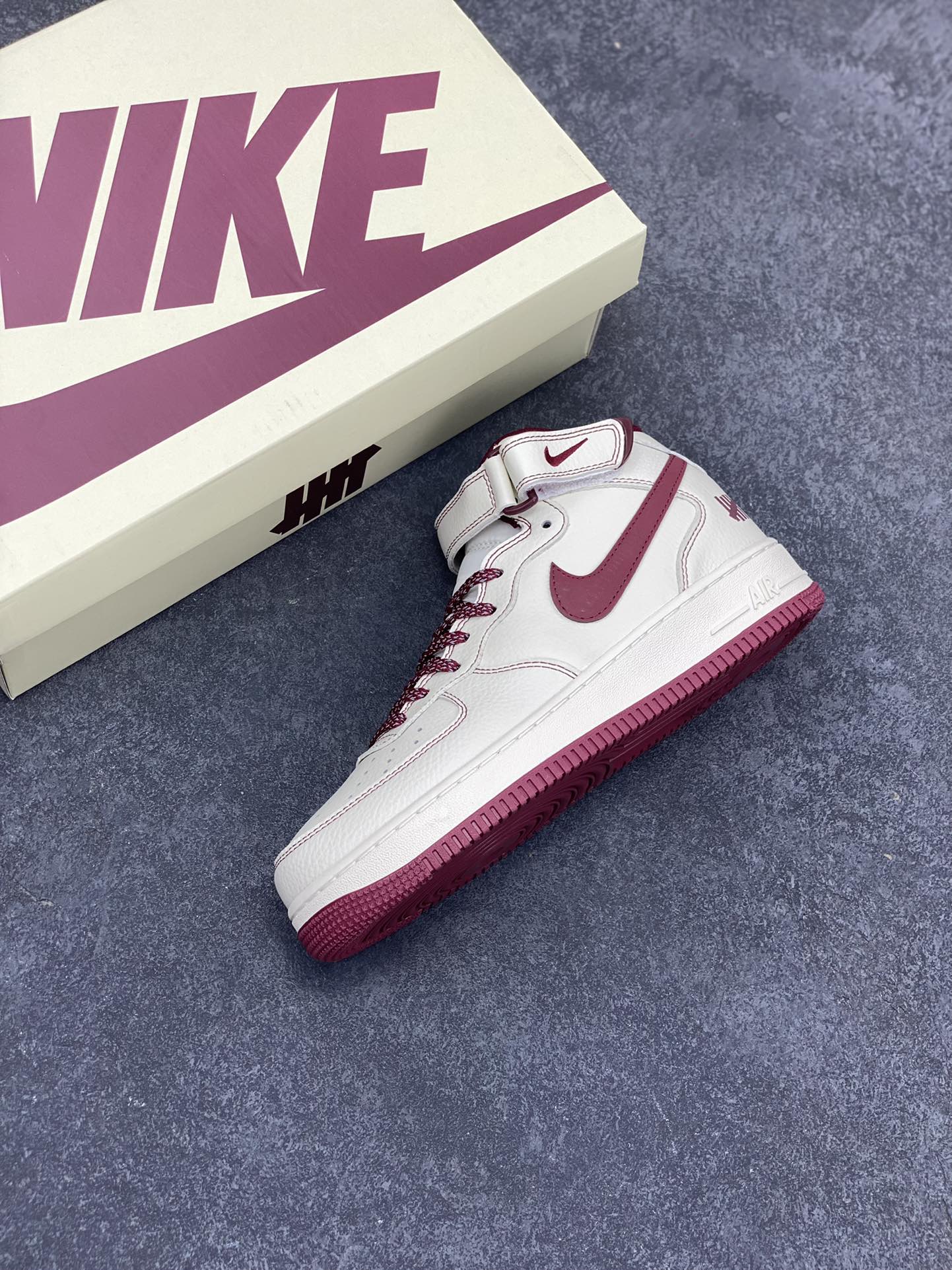 图片[7]-Undefeated x Nike Air Force 1 Mid米白红 空军一号中帮休闲板鞋 定制皮料 原装定制鞋盒 炫彩反光 细节满满 原楦头原纸板 内置全掌气垫 货号：UW2369-015 尺码：36 36.5 37.5 38 38.5 39 40 40.5 41 42 42.5 43 44 44.5 45-选品中心