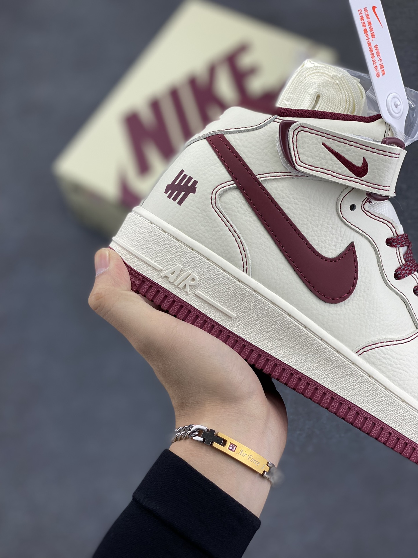 图片[6]-Undefeated x Nike Air Force 1 Mid米白红 空军一号中帮休闲板鞋 定制皮料 原装定制鞋盒 炫彩反光 细节满满 原楦头原纸板 内置全掌气垫 货号：UW2369-015 尺码：36 36.5 37.5 38 38.5 39 40 40.5 41 42 42.5 43 44 44.5 45-选品中心