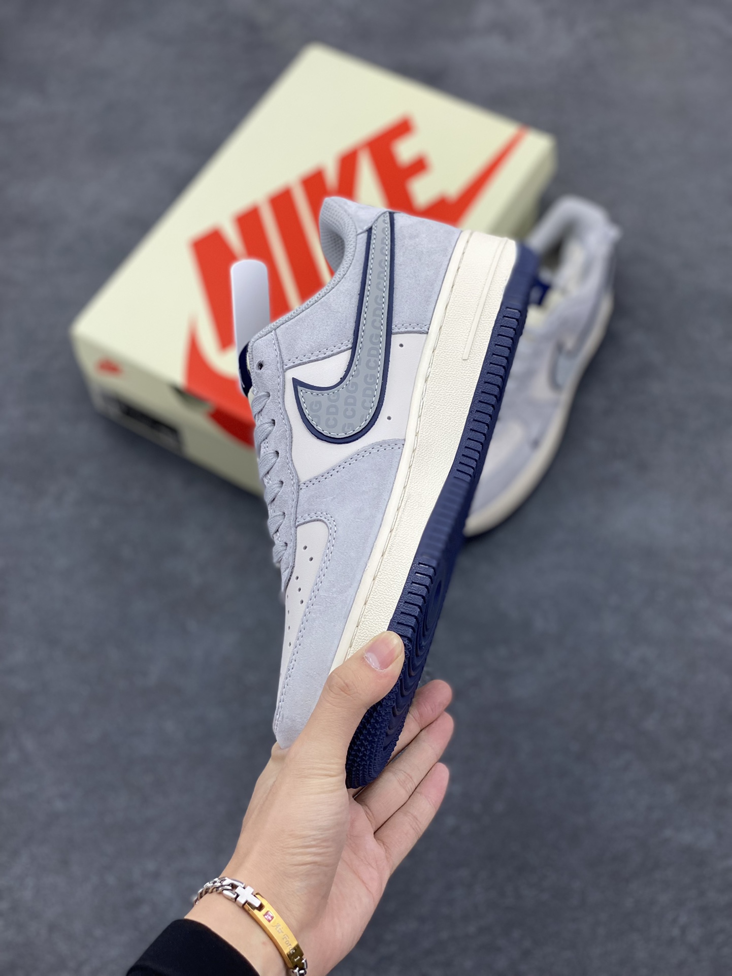 图片[3]-NIke Air Force 1 \’07 Low “斯图西联名–灰猪八蓝底”空军一号 低帮 运动鞋 休闲鞋 折边针车 工艺难度大 原楦头原纸板 原装鞋盒 定制五金配件 内置全掌气垫 原厂鞋底 货号：XZ3318-028 尺码：36 36.5 37.5 38 38.5 39 40 40.5 41 42 42.5 43 44 44.5 45-选品中心