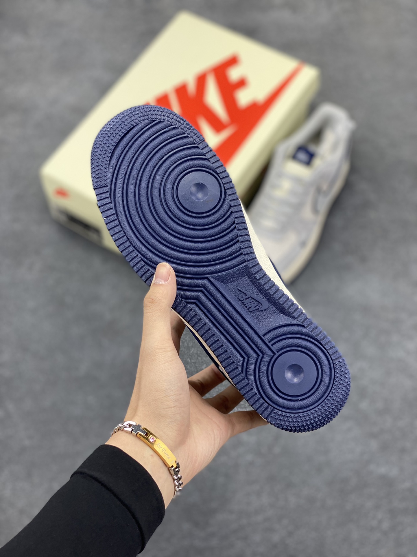 图片[5]-NIke Air Force 1 \’07 Low “斯图西联名–灰猪八蓝底”空军一号 低帮 运动鞋 休闲鞋 折边针车 工艺难度大 原楦头原纸板 原装鞋盒 定制五金配件 内置全掌气垫 原厂鞋底 货号：XZ3318-028 尺码：36 36.5 37.5 38 38.5 39 40 40.5 41 42 42.5 43 44 44.5 45-选品中心