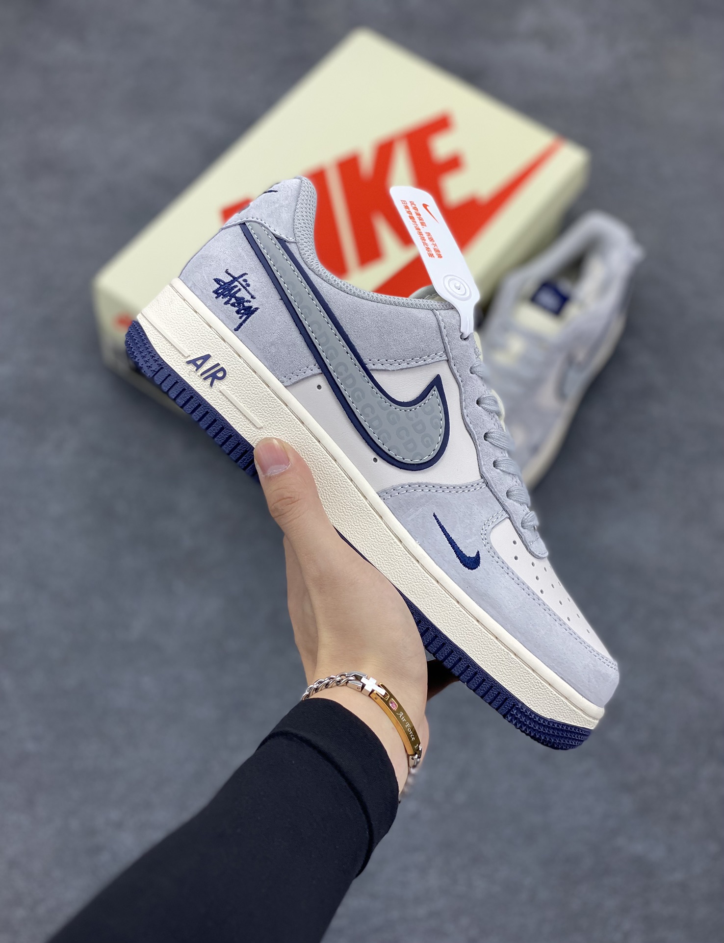 NIke Air Force 1 \’07 Low “斯图西联名–灰猪八蓝底”空军一号 低帮 运动鞋 休闲鞋 折边针车 工艺难度大 原楦头原纸板 原装鞋盒 定制五金配件 内置全掌气垫 原厂鞋底 货号:XZ3318-028 尺码:36 36.5 37.5 38 38.5 39 40 40.5 41 42 42.5 43 44 44.5 45-选品中心