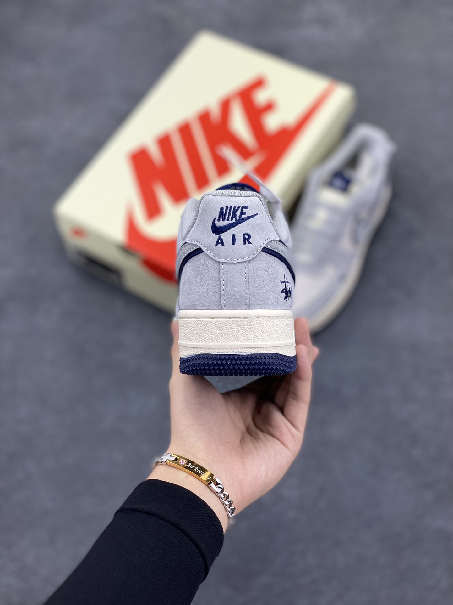 图片[4]-NIke Air Force 1 \’07 Low “斯图西联名–灰猪八蓝底”空军一号 低帮 运动鞋 休闲鞋 折边针车 工艺难度大 原楦头原纸板 原装鞋盒 定制五金配件 内置全掌气垫 原厂鞋底 货号：XZ3318-028 尺码：36 36.5 37.5 38 38.5 39 40 40.5 41 42 42.5 43 44 44.5 45-选品中心