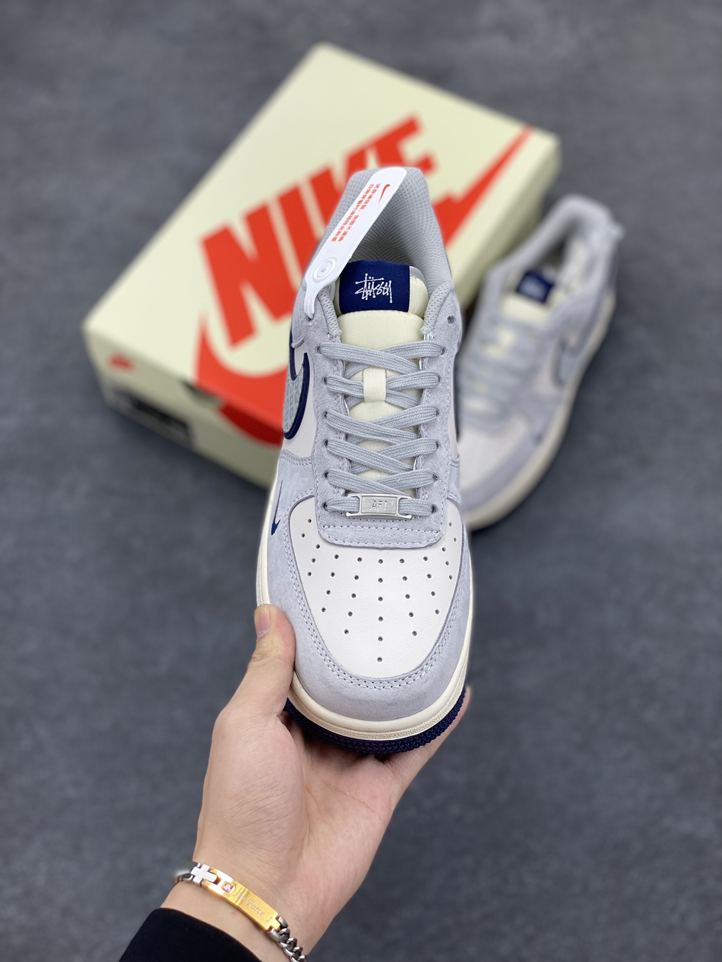 图片[2]-NIke Air Force 1 \’07 Low “斯图西联名–灰猪八蓝底”空军一号 低帮 运动鞋 休闲鞋 折边针车 工艺难度大 原楦头原纸板 原装鞋盒 定制五金配件 内置全掌气垫 原厂鞋底 货号：XZ3318-028 尺码：36 36.5 37.5 38 38.5 39 40 40.5 41 42 42.5 43 44 44.5 45-选品中心