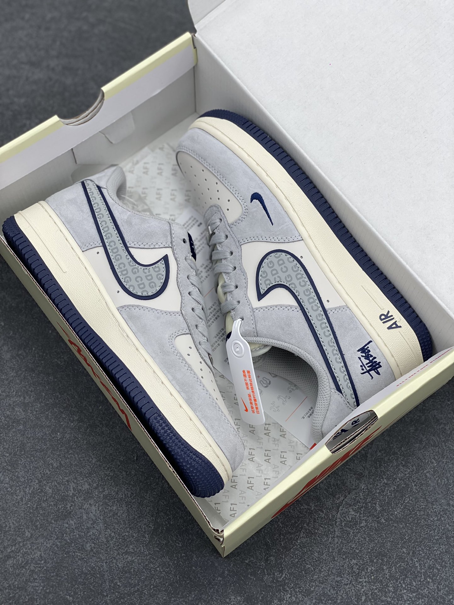 图片[9]-NIke Air Force 1 \’07 Low “斯图西联名–灰猪八蓝底”空军一号 低帮 运动鞋 休闲鞋 折边针车 工艺难度大 原楦头原纸板 原装鞋盒 定制五金配件 内置全掌气垫 原厂鞋底 货号：XZ3318-028 尺码：36 36.5 37.5 38 38.5 39 40 40.5 41 42 42.5 43 44 44.5 45-选品中心