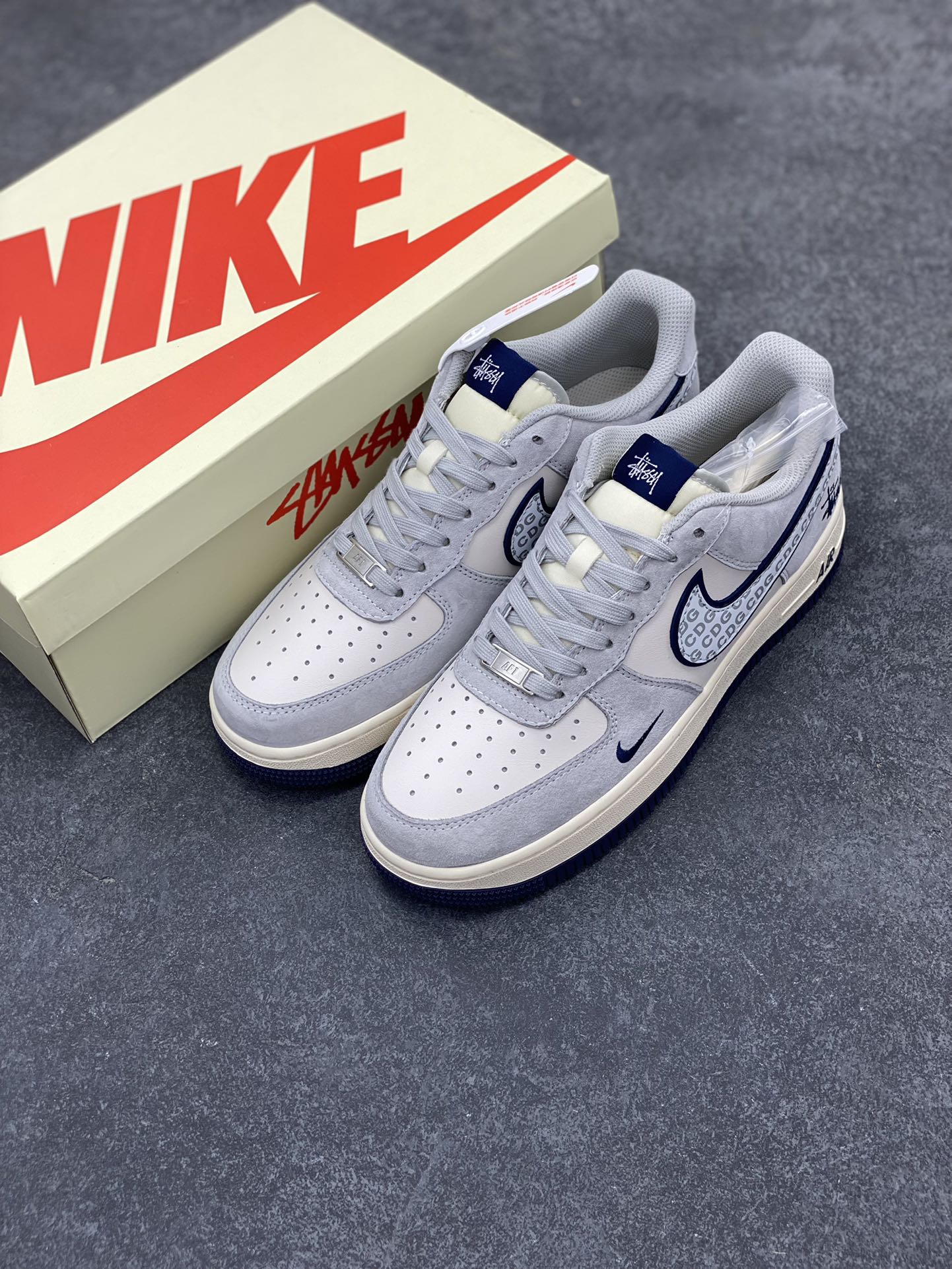 图片[8]-NIke Air Force 1 \’07 Low “斯图西联名–灰猪八蓝底”空军一号 低帮 运动鞋 休闲鞋 折边针车 工艺难度大 原楦头原纸板 原装鞋盒 定制五金配件 内置全掌气垫 原厂鞋底 货号：XZ3318-028 尺码：36 36.5 37.5 38 38.5 39 40 40.5 41 42 42.5 43 44 44.5 45-选品中心