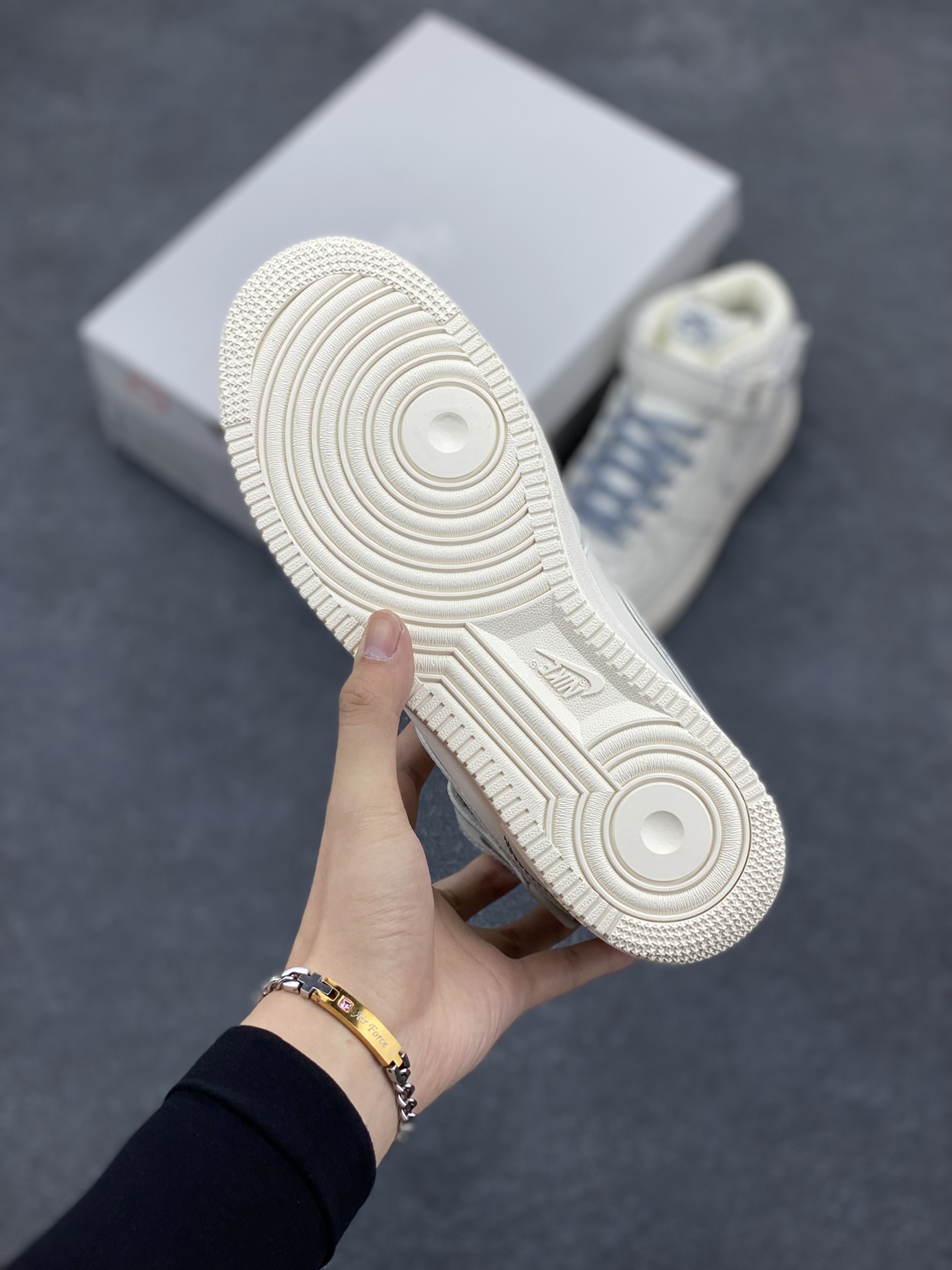 图片[5]-Nike Air Force 1 MID \’07 “兔八哥”米灰 满天星 中帮空军一号休闲板鞋 定制皮料 3M反光 原楦原纸板 纯正版型 清洁度完美 内置全掌气垫 货号：BY6899-691 尺码：36 36.5 37.5 38 38.5 39 40 40.5 41 42 42.5 43 44 44.5 45-选品中心