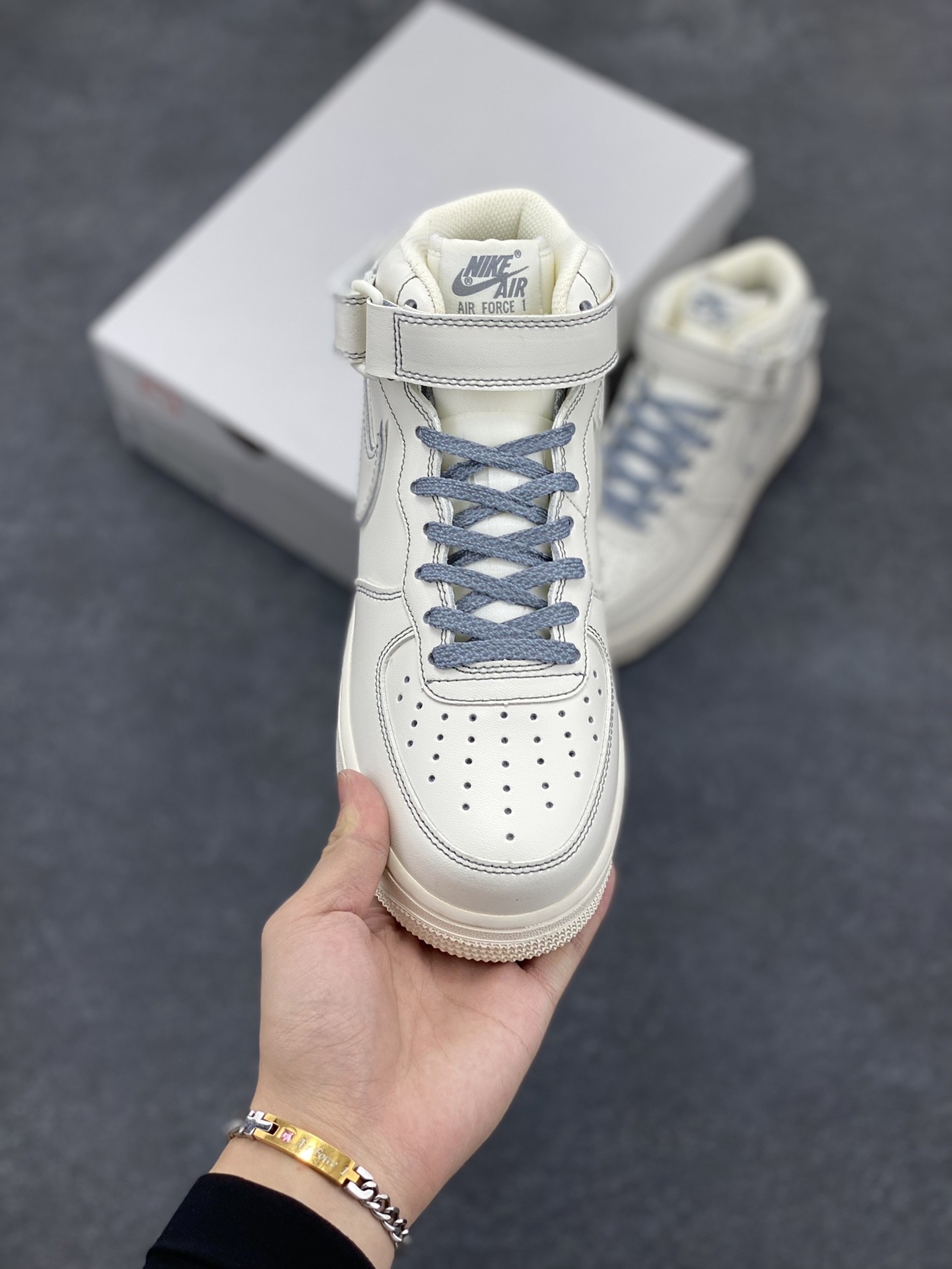 图片[2]-Nike Air Force 1 MID \’07 “兔八哥”米灰 满天星 中帮空军一号休闲板鞋 定制皮料 3M反光 原楦原纸板 纯正版型 清洁度完美 内置全掌气垫 货号：BY6899-691 尺码：36 36.5 37.5 38 38.5 39 40 40.5 41 42 42.5 43 44 44.5 45-选品中心
