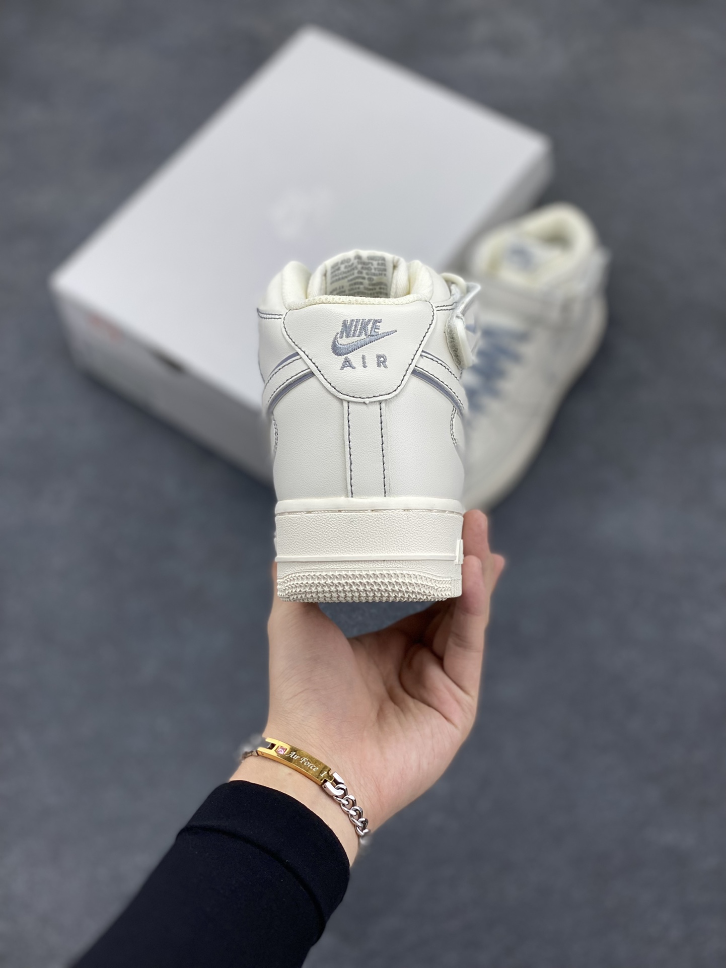 图片[4]-Nike Air Force 1 MID \’07 “兔八哥”米灰 满天星 中帮空军一号休闲板鞋 定制皮料 3M反光 原楦原纸板 纯正版型 清洁度完美 内置全掌气垫 货号：BY6899-691 尺码：36 36.5 37.5 38 38.5 39 40 40.5 41 42 42.5 43 44 44.5 45-选品中心