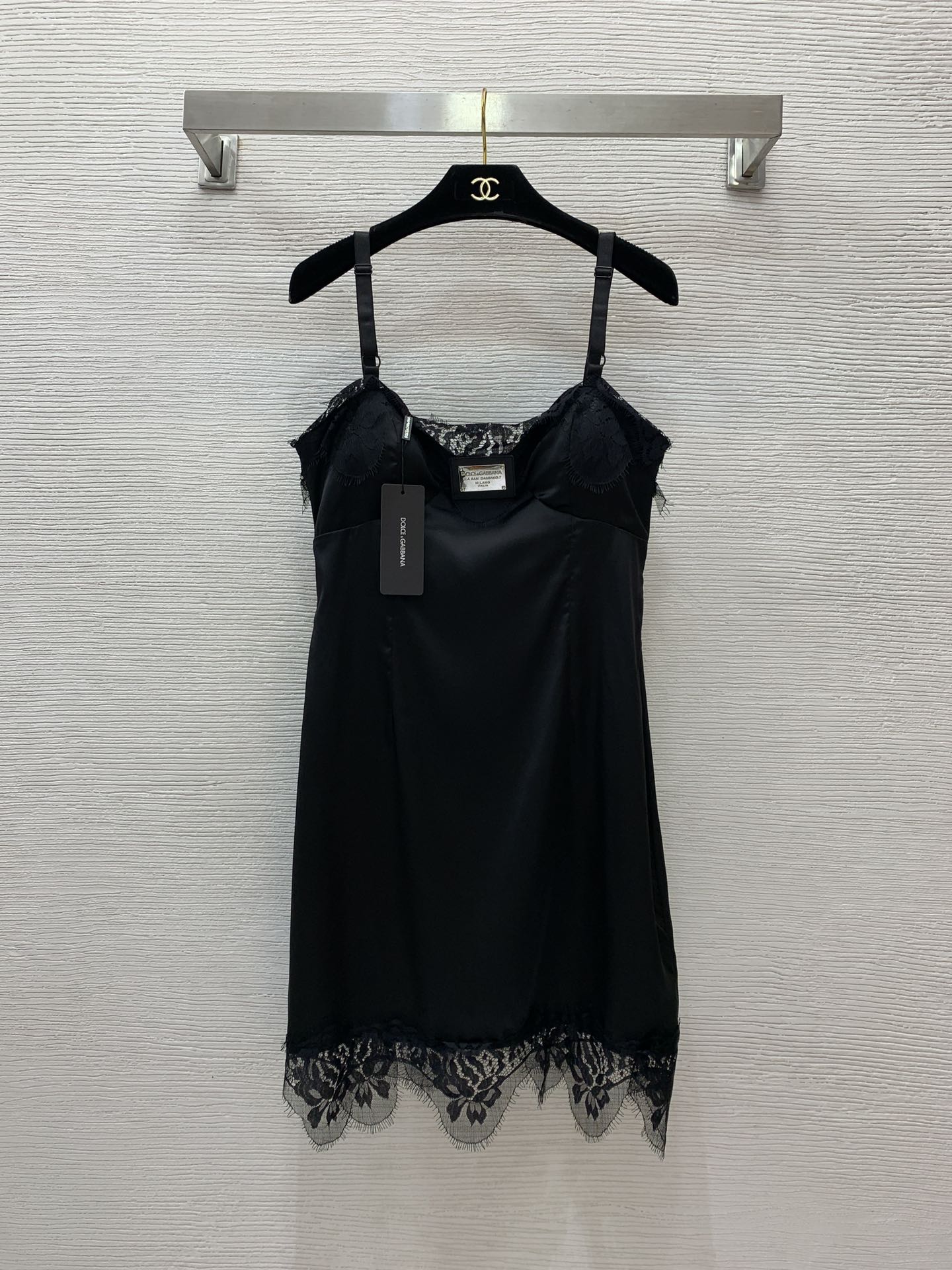 NO:420459,Model number D24111945 Dolce & Gabbana DG* new model, the metal logo on the chest is iconic lace slim fit and slim suspender dress!  Black, (M size bust 88, waist 74, skirt length 78 without shoulder straps) hair, Dolce & Gabbana, skirts, alexander wang19860909款号D24111945 杜嘉班纳DG*新款 胸前金属logo标志性感蕾丝边拼接修身显瘦吊带连衣裙！黑色,（M码胸围88,腰围74,裙长78不含肩带）发,,Dolce&Gabbana,skirts,alexander wang,Women's clothing