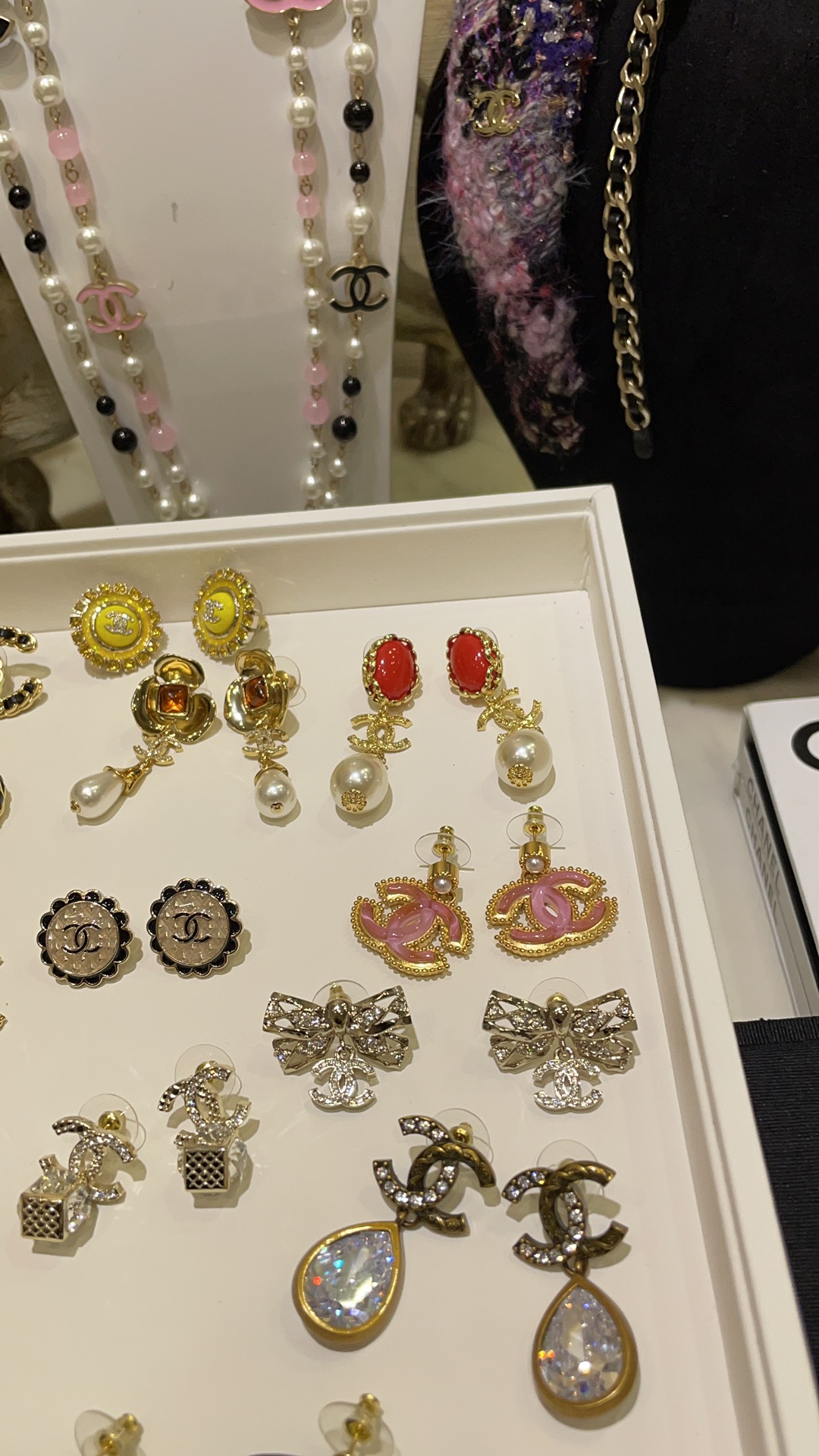 NO:631677,The latest collection of retro earrings, real shots. The perfect fusion of romantic retro and fashionable high-end. You can save thousands by picking up any one at will. Cardia high-end jewelry19860909最新款复古耳钉合集实拍 浪漫复古与时髦高级的完美融合 随意拿下一件都是立省几千的节奏,,卡迪亚高端饰品,Jewelry