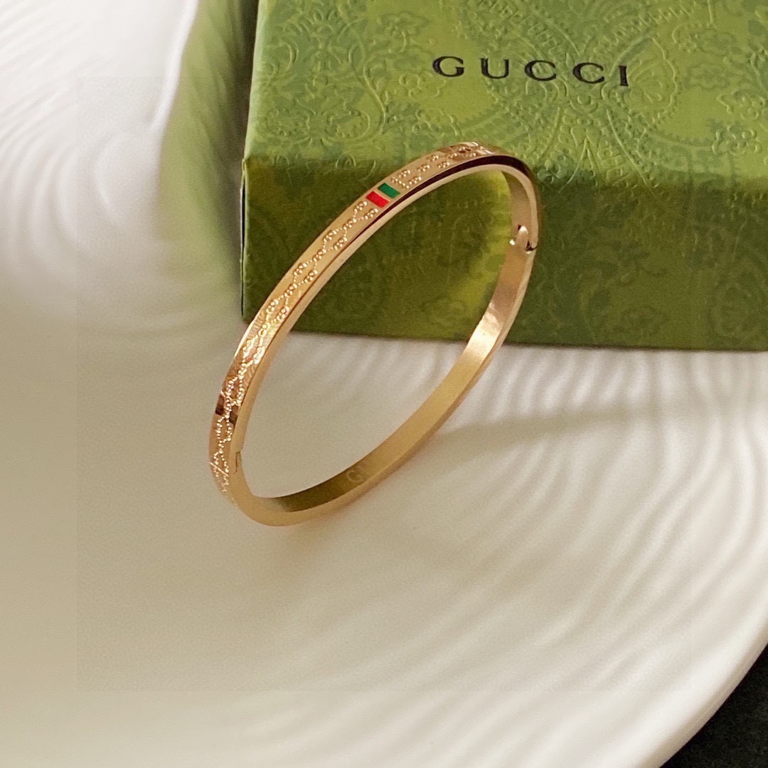 NO:115312,The new Gucci double G bracelet super heavy industry bling bling bling, the color is very good and high-end, the goddess is high-end, the fine steel material is not allergic to fade, the one-to-one exquisite craftsmanship, the classic charm, the cost-effectiveness, the essential choice, the jewelry quality, gucci, gucci, bracelet19860909新款古驰Gucci双G手镯超重工bling bling,颜色搭配得非常好高级感 女神气质高端 精钢材质不过敏不褪色.一比一精美工艺,经典至极的魅物,性价比高 必备必入之选,饰品精品,gucci,gucci,bracelet,Jewelry