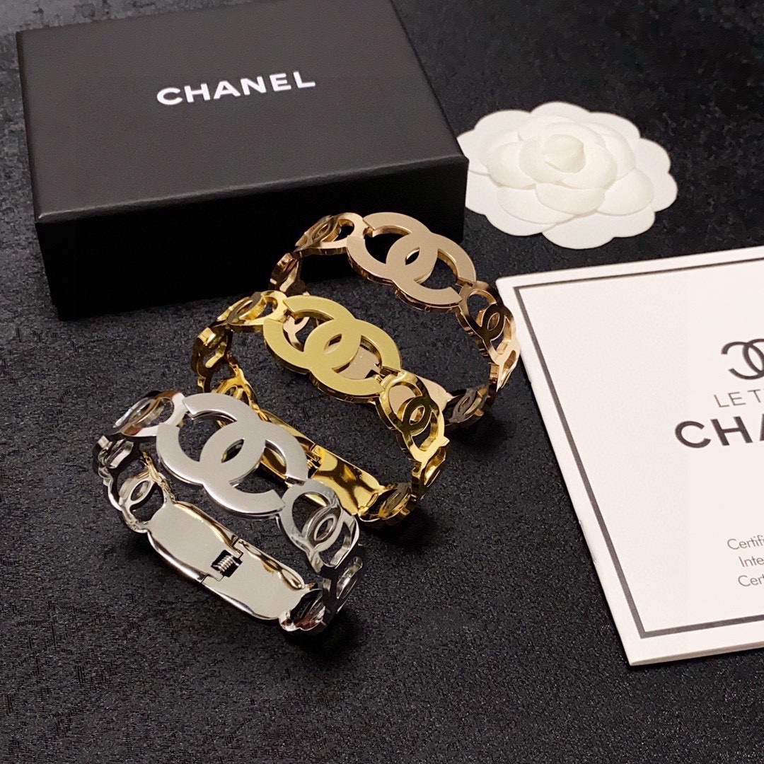 NO:107650,The new Chanel Chanel double C hollow wide version bracelet super heavy industry bling bling, the color matching is very good and high-end, the goddess temperament is high-end, the fine steel material is not allergic to fade, one to one exquisite craft, the classic charm, the cost-effectiveness is a must-have choice, the jewelry quality, chanel, chanel, bracelet19860909新款香奈儿Chanel双C镂空宽版手镯超重工bling bling,颜色搭配得非常好高级感 女神气质高端 精钢材质不过敏不褪色.一比一精美工艺,经典至极的魅物,性价比高 必备必入之选,饰品精品,chanel,chanel,bracelet,Jewelry