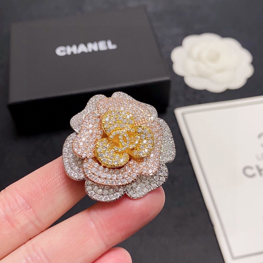 NO:115322,CHANEL Xiaoxiang The new colored camellia Chanel brooch is the jewelry that understands women the most. Women who devote all their efforts to be themselves often cherish the meaning of the brooch more. Ms. Chanel pinned the brooch on the hat and told the fashionable ladies who imitated her [the brooch is very practical. It can be pinned on the suit collar, pocket, hat, belt or evening dress. The jewelry is fine, chanel, chanel, business suit, brooch, breastpin, hats19860909CHANEL小香 专柜新款彩色山茶花香奈儿胸针,是最懂女人的饰物.那些倾注了全部心血去做自己的女人,往往更珍惜胸针的意义.香奈儿女士把胸针别在帽子上,并告诉那些模仿她的时髦女士们[胸针可是非常实用,它可以别在西装领上、口袋上、帽子上、腰带上或者是晚礼服上,饰品精品,chanel,chanel,business suit,brooch，breastpin,hats,Jewelry
