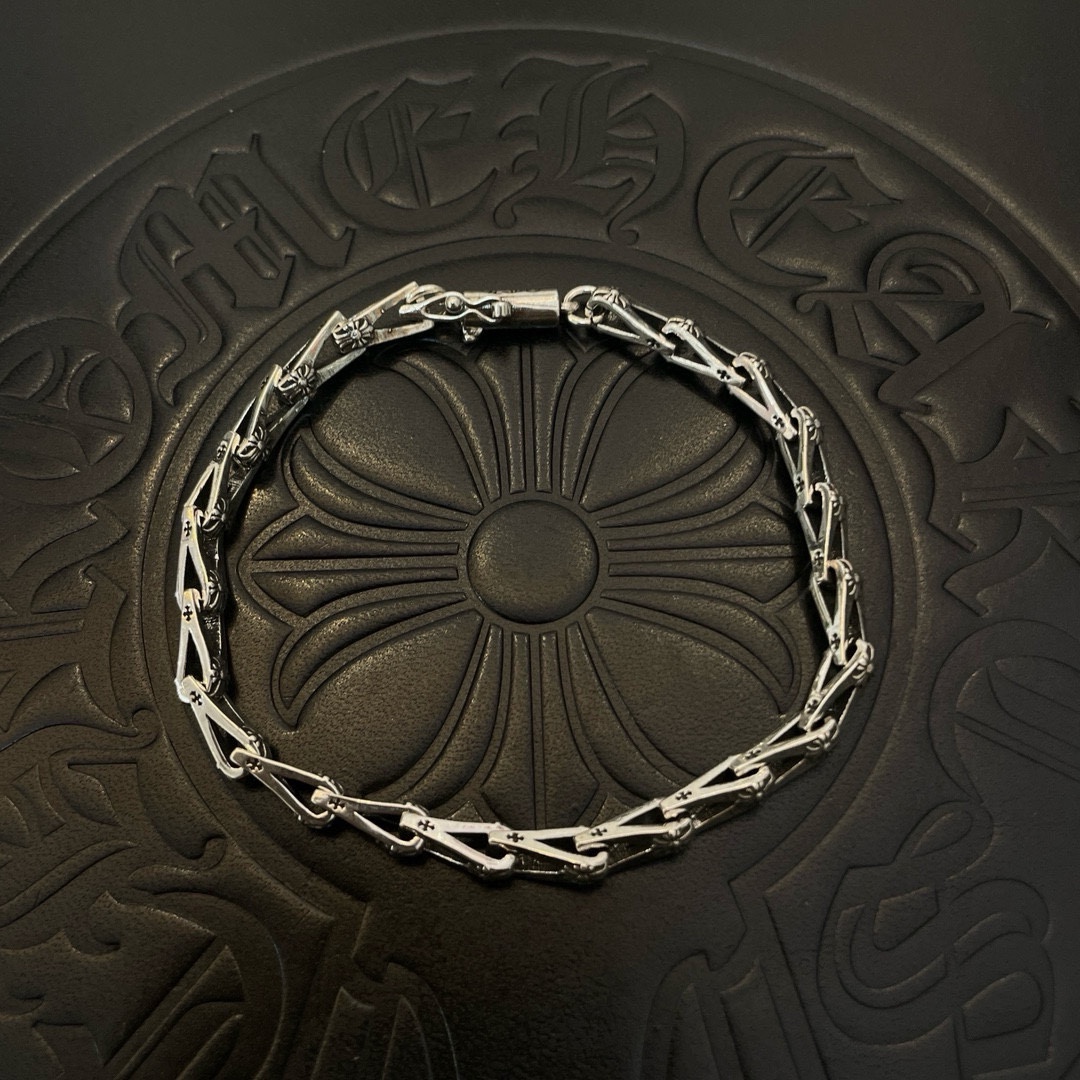 NO:107809,New [Counter Quality] Chrome Hearts Croxin Classic old retro cross bracelet with different concave and convex and concave design styles presenting unique cross Scout flowers are Croxin's ambitions, so they last longer. Genuine version of Chrome Hearts Croxin, differentiated from the market, benchmarked on the quality of the version, looked at the details of the letter printing, the degree of retro old gray oxygen. Seiko version!  !  !  Pure handmade ~ Authentic model opening must-have fashion and fashion, both men and women can wear it, same style for couples, original official website, rock punk style silver style, retro elements, trendy and versatile!  , jewelry boutique, chrome hearts, chrome hearts, bracelet19860909新款【专柜品质】Chrome Hearts克罗心 经典做旧复古十字架手链 凹凸造型不同的花纹设计风格 呈现出与众不同 十字架 童军花是克罗心的志 所以更经久不衰 正品打版Chrome Hearts克罗心 区别市场普通轻版 对版对标品质 看字印细节 复古做旧灰氧程度.精工版本！！！ 纯手工打造 ～正品开模潮流时尚必备 男女均可佩戴 情侣同款 官网原版 摇滚朋克泰银风格 复古元素 潮流百搭！,饰品精品,chrome hearts,chrome hearts,bracelet,Jewelry