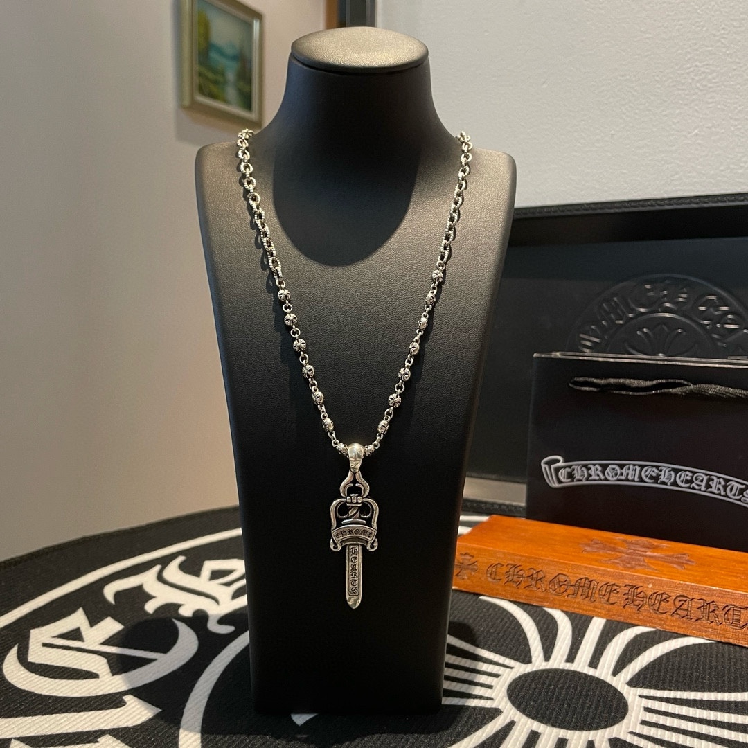 NO:107826,New [Counter Quality] Chrome Hearts Croxin Classic retro twist necklace Sword pendant Different pattern design styles with concave and convex shapes present a unique style Cross Scout flowers are Croxin's ambitions, so they last longer. Genuine version of Chrome Hearts Croxin Difference to the market ordinary light version, match the quality of the version, look at the details of the letter printing, the degree of retro old gray oxygen. Seiko version!  !  !  Pure handmade ~ Authentic model opening must-have fashion and fashion, both men and women can wear it, same style for couples, original official website, rock punk style silver style, retro elements, trendy and versatile!  , jewelry boutique, chrome hearts, chrome hearts, necklace19860909新款【专柜品质】Chrome Hearts克罗心 经典复古麻花项链 宝剑吊坠 凹凸造型不同的花纹设计风格 呈现出与众不同 十字架 童军花是克罗心的志 所以更经久不衰 正品打版Chrome Hearts克罗心 区别市场普通轻版 对版对标品质 看字印细节 复古做旧灰氧程度.精工版本！！！ 纯手工打造 ～正品开模潮流时尚必备 男女均可佩戴 情侣同款 官网原版 摇滚朋克泰银风格 复古元素 潮流百搭！,饰品精品,chrome hearts,chrome hearts,necklace,Jewelry