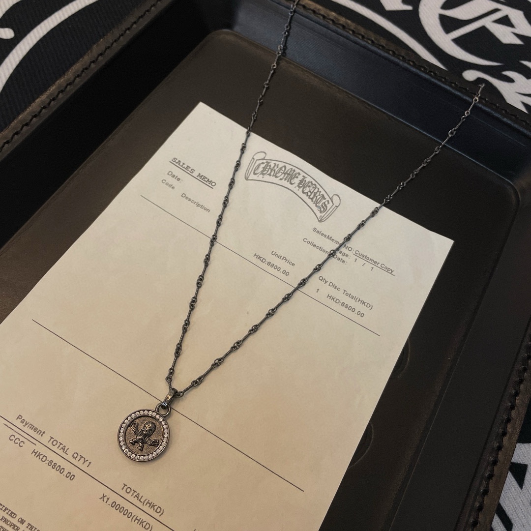 NO:107832,New [Counter Quality] Chrome Hearts Croxin Classic retro old bamboo necklace Skull pendant Different pattern design styles with concave and convex shapes present uniqueness Cross Scout flowers are Croxin's ambitions, so they last longer. Genuine version Chrome Hearts Croxin Difference to the market ordinary light version, match the quality of the version, look at the details of the letter printing, the degree of retro old gray oxygen. Seiko version!  !  !  Pure handmade ~ Authentic model opening must-have fashion and fashion, both men and women can wear it, same style for couples, original official website, rock punk style silver style, retro elements, trendy and versatile!  , jewelry boutique, chrome hearts, chrome hearts, necklace19860909新款【专柜品质】Chrome Hearts克罗心 经典复古做旧竹节项链 骷髅头吊坠 凹凸造型不同的花纹设计风格 呈现出与众不同 十字架 童军花是克罗心的志 所以更经久不衰 正品打版Chrome Hearts克罗心 区别市场普通轻版 对版对标品质 看字印细节 复古做旧灰氧程度.精工版本！！！ 纯手工打造 ～正品开模潮流时尚必备 男女均可佩戴 情侣同款 官网原版 摇滚朋克泰银风格 复古元素 潮流百搭！,饰品精品,chrome hearts,chrome hearts,necklace,Jewelry