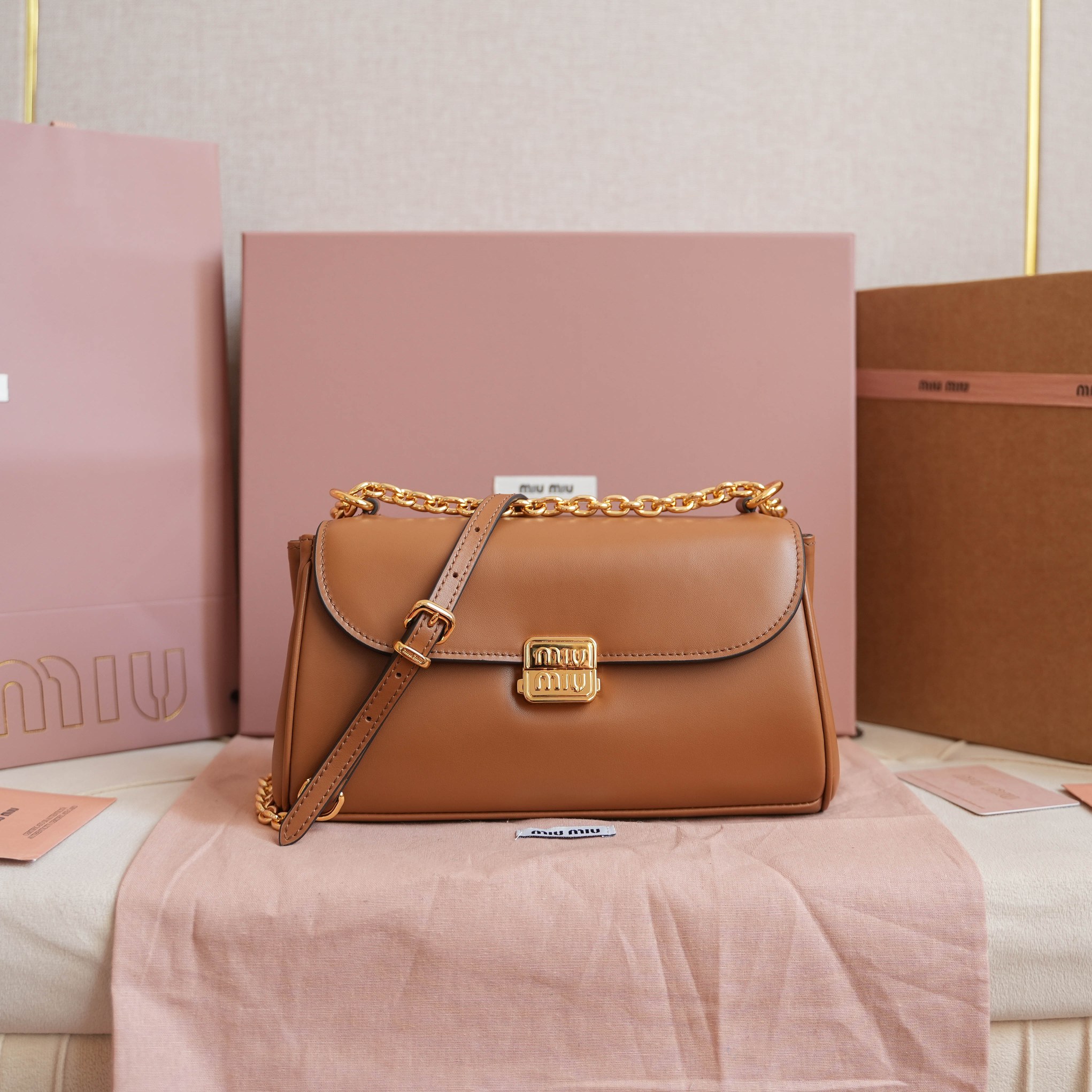 NO:204229,Genuine 5BD266MiuM new baguette bag, this shoulder bag continues the classic design, adopts light and fillable leather design, unique, top-grade calfskin material, paired with an elegant front flip and adjustable metal shoulder strap, the style is versatile, exquisite and elegant, casual and lazy, daily leisure, commuting to work, look good no matter how you match it, size 24X13.5X9cm, MIUMIU, miumiu, shoulder bags, cowhide19860909正品级 5BD266MiuM新品法棍包,这款单肩包延续经典设计,采用轻薄填充皮革设计,别具一格,顶级小牛皮材质,搭配优雅的正面翻盖与可调节金属肩带,风格百变多样,精致优雅,随性慵懒,日常休闲,上班通勤,怎么搭都好看,尺寸24X13.5X9cm,MIUMIU,miumiu,shoulder bags,cowhide,Bag