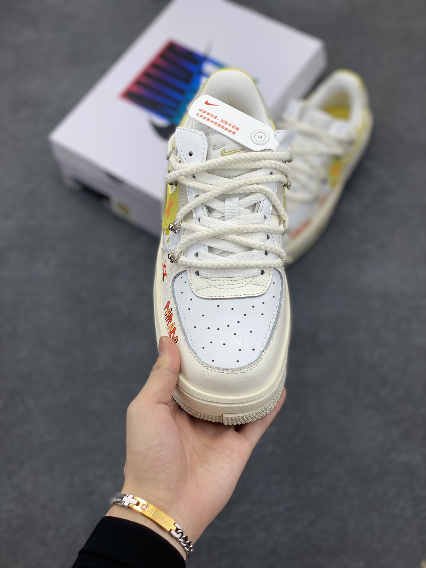 图片[2]-“涂鸦表情包”✨定制空军一号解构绑带板鞋  该定制版球鞋选用原鞋款为Nk Air Force 1 Fontanka 丰塔卡系列 设计灵感来源于墙绘涂鸦，全鞋以米灰黄为主色调，通过纯手绘在鞋面上实现了类似刷漆的涂鸦效果，搭配解构风双鞋带，潮流属性爆表! 货号：DV6984-001 尺码：35.5 36 36.5 37.5 38 38.5 39 40 40.5 41 42 42.5 43 44 44.5 45-选品中心